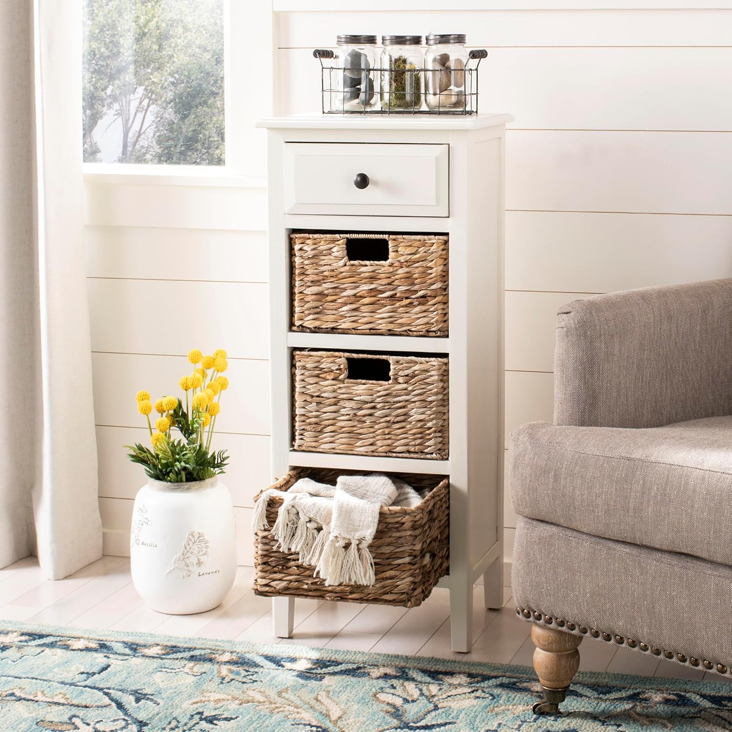 SAFAVIEH Home Collection – Michaela Vintage White Storage Unit with Woven Basket Drawers, British Colonial Farmhouse Accent Storage, Fully Assembled (AMH5744B)