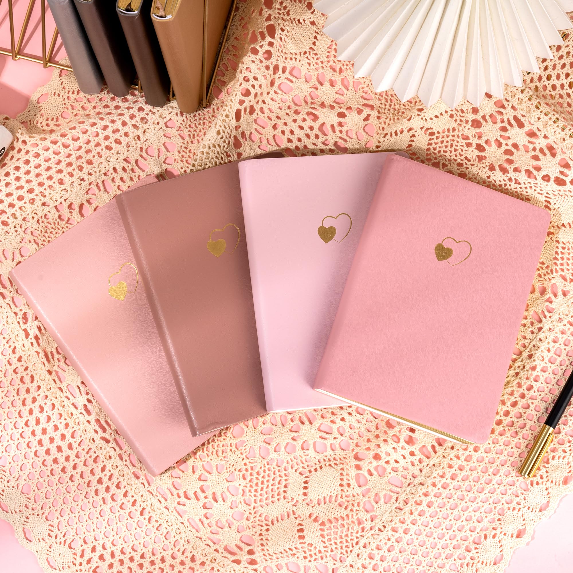 CAGIE Pack de 4 cuadernos con forro para mujeres y niñas, 256 páginas con diario de piel en forma de corazón para escribir A5, cuaderno de tapa blanda para la escuela de trabajo (gradiente rosa, A5)