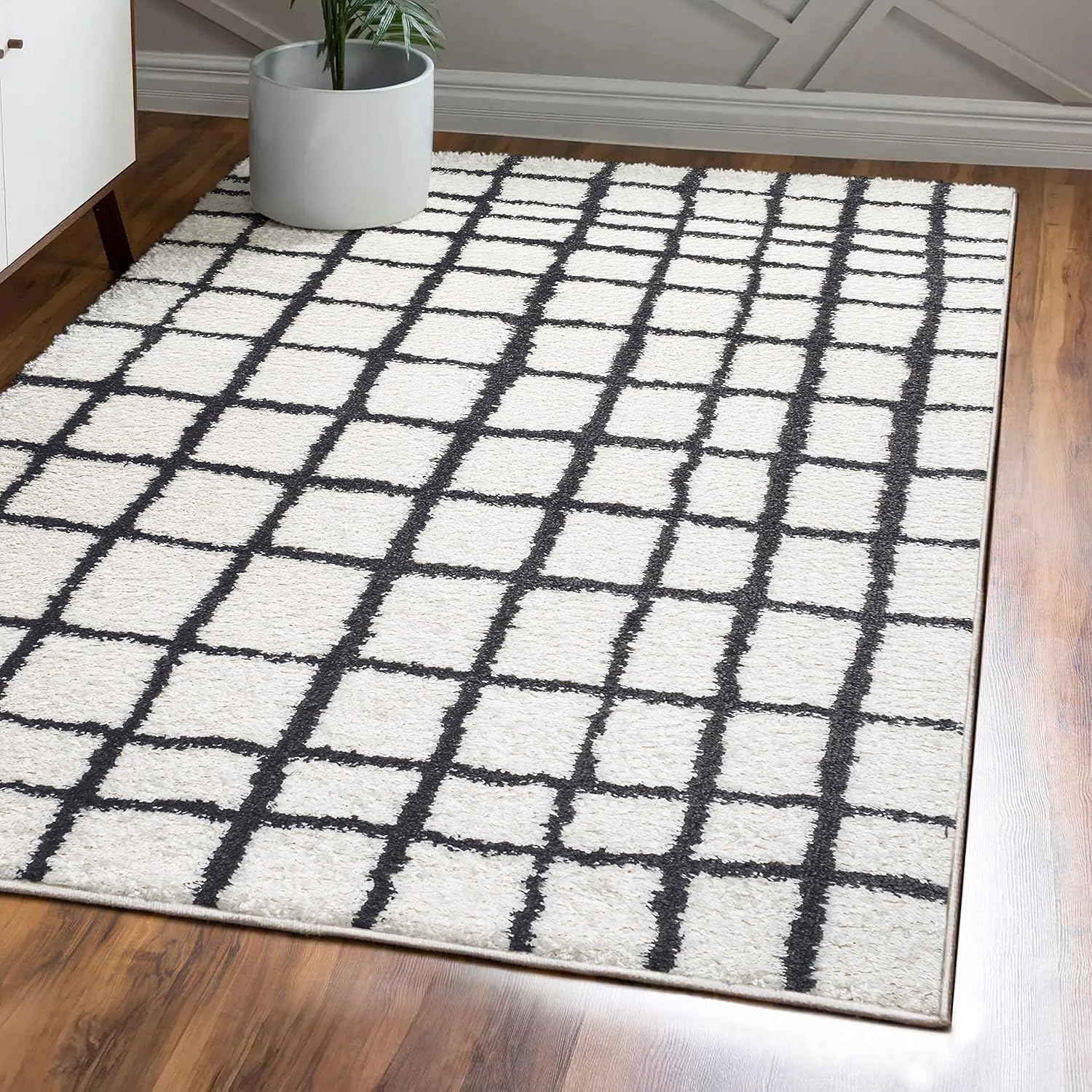 4' x 6' Black and White Geometric Shag Area Rug