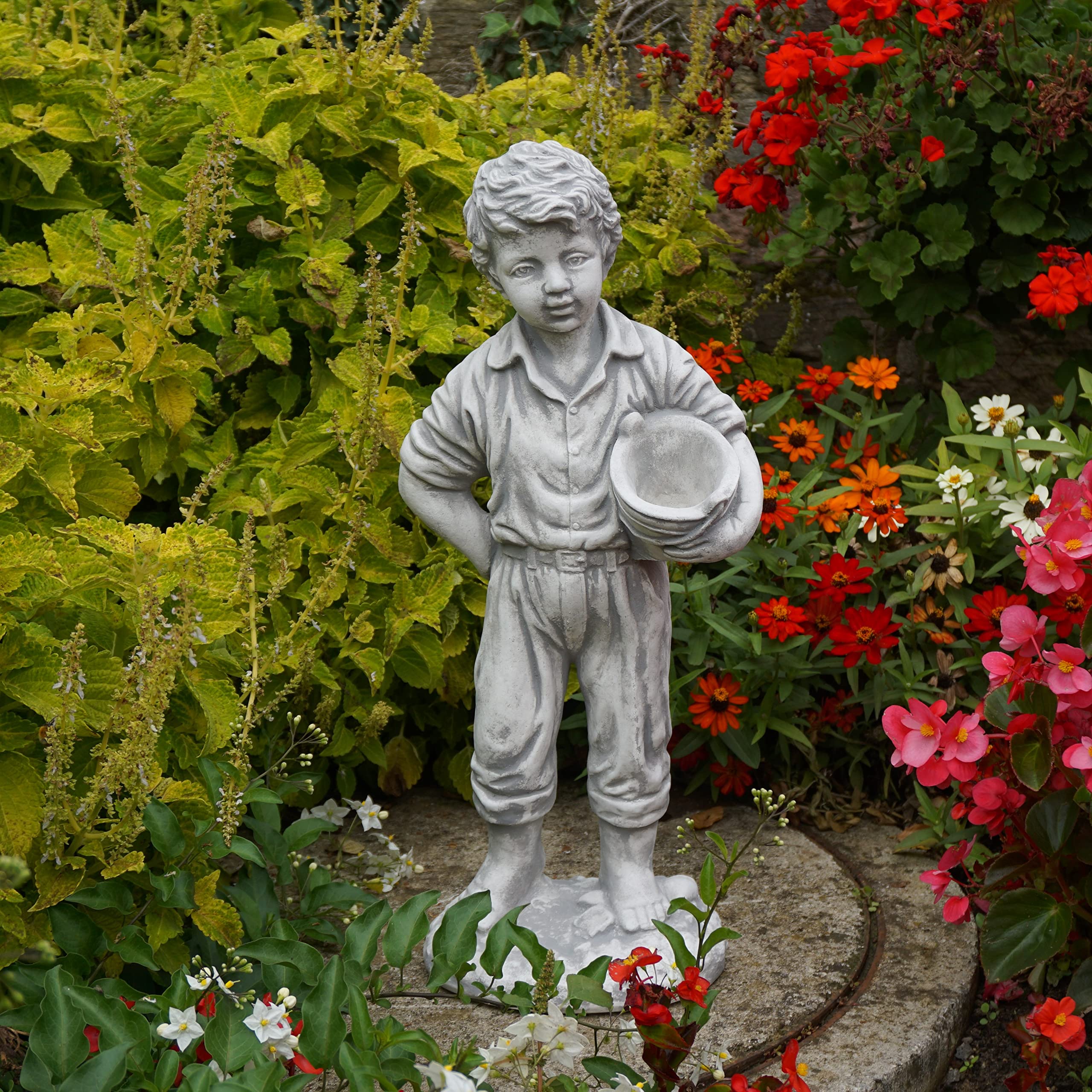 gartendekoparadies.de Masywna kamienna figurka, statuetka chłopca z donicą na rośliny, dekoracja ogrodowa z odlewu kamiennego, odporna na mróz