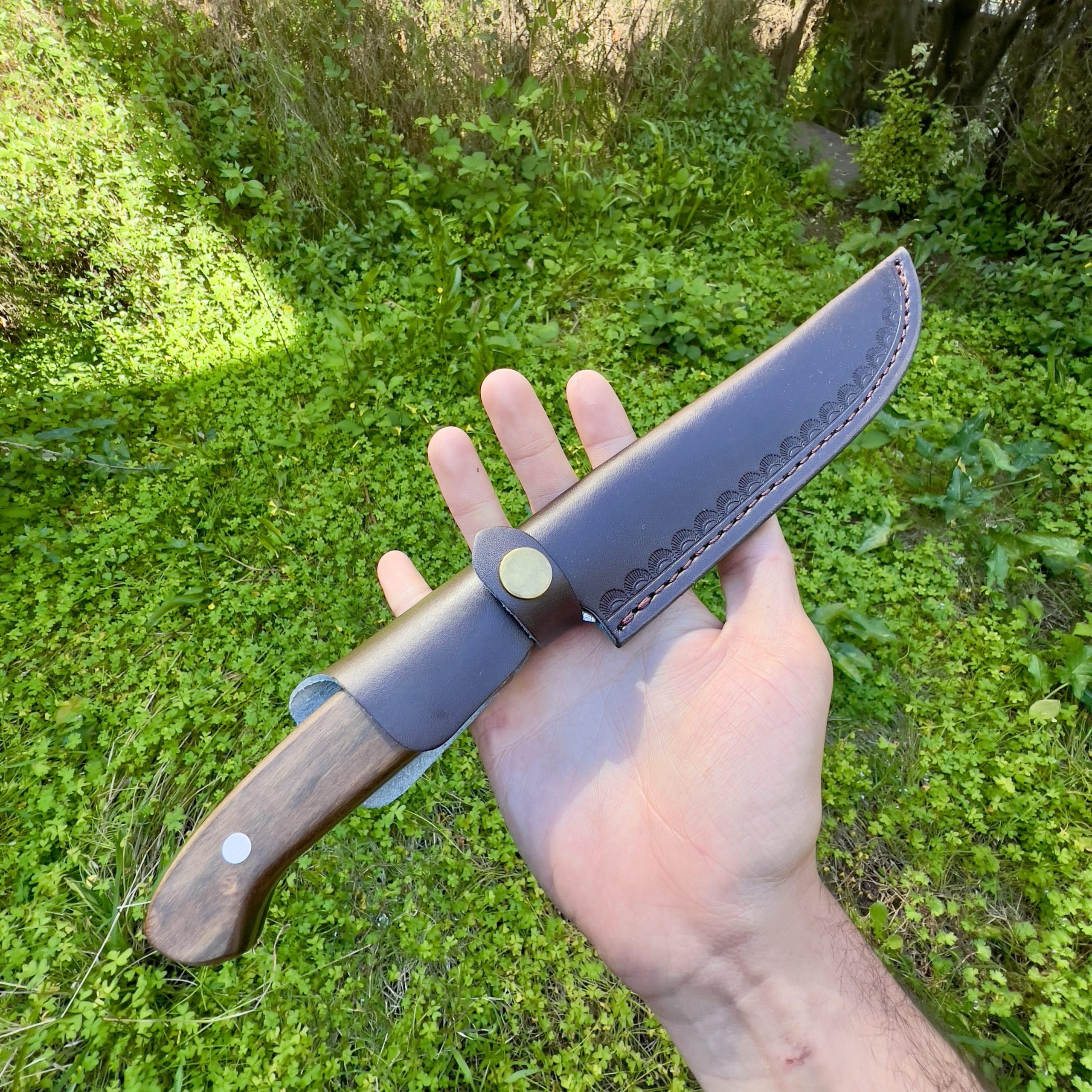 Gran Cuchillo Damasco Forjado a Mano hoja fija suminagashi japonés filo afilado mango de madera funda de cuero vegetal exterior camping senderismo regalo para hombre caza EDC artesanía tanto