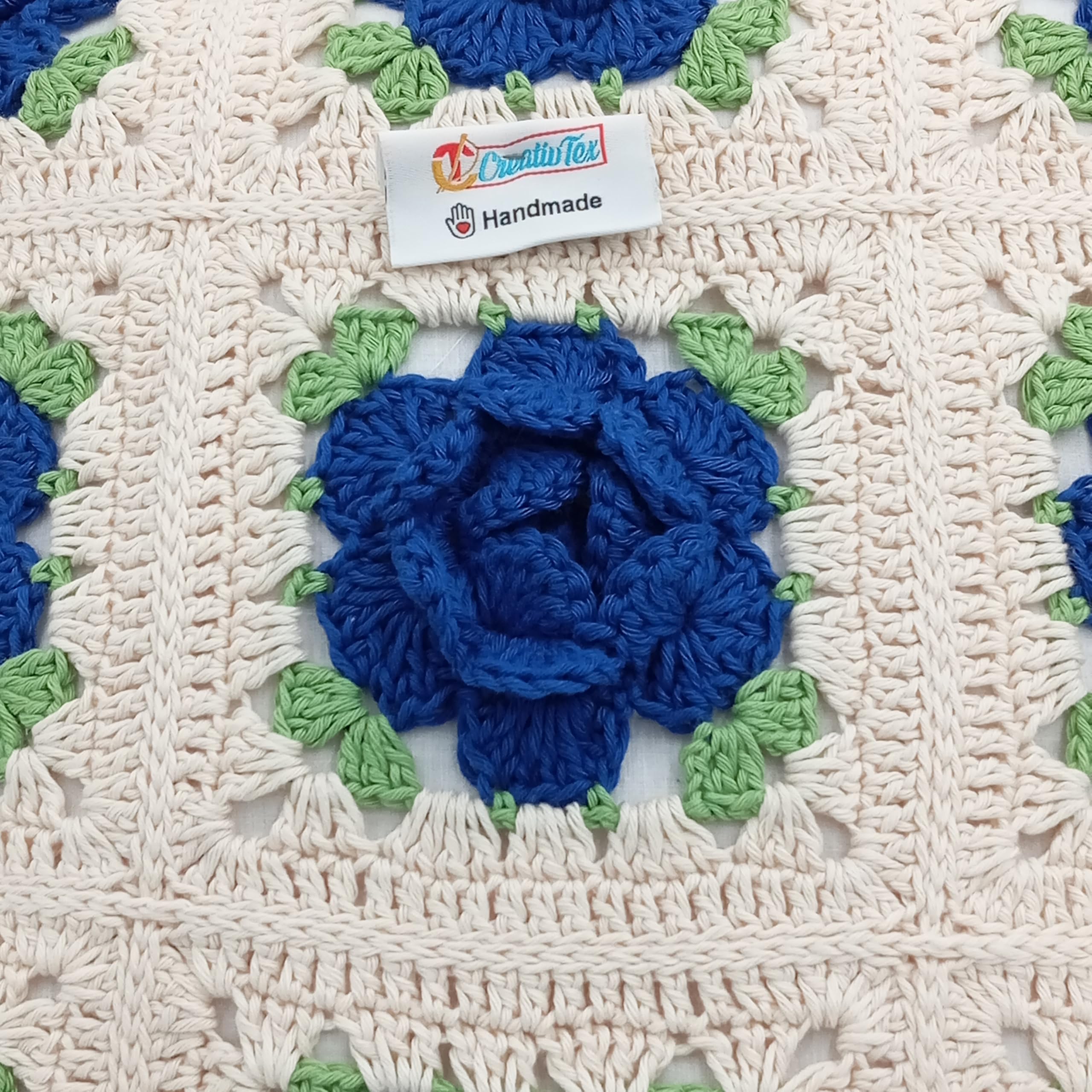 Kissenhülle gehäkelt mit Rosenmotiv 40x40 cm – Handmade Vintage Boho Sofakissen, handgefertigte Kissenhülle aus Wolle & Leinen, dekoratives Kissen ohne Füllung (rosa Rosen)