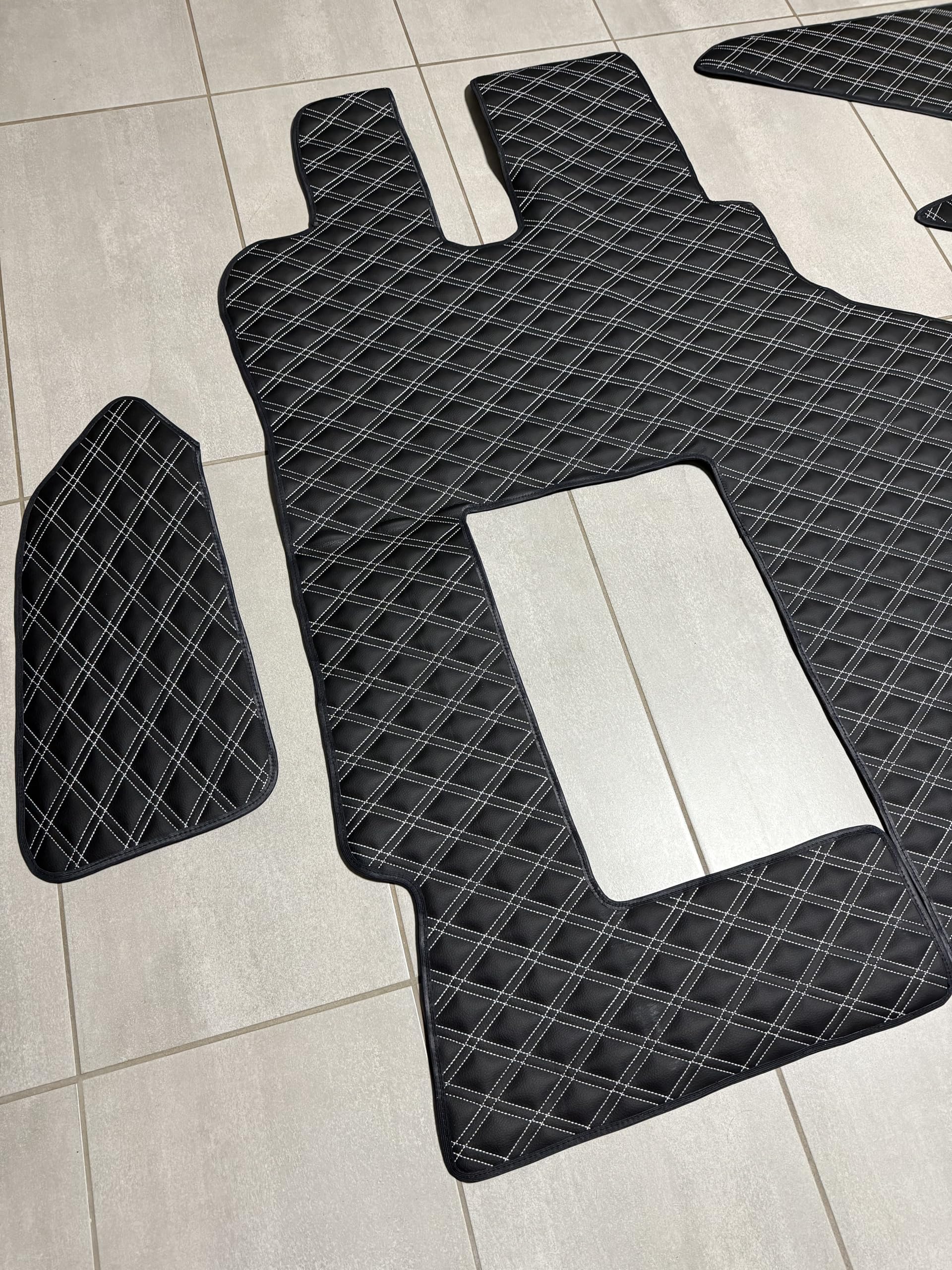 StoffmeisterLux Vloermatten Set Voor Mercedes Actros MP4/MP5/L – Compleet Met Deurpanelen En Tafelplanken