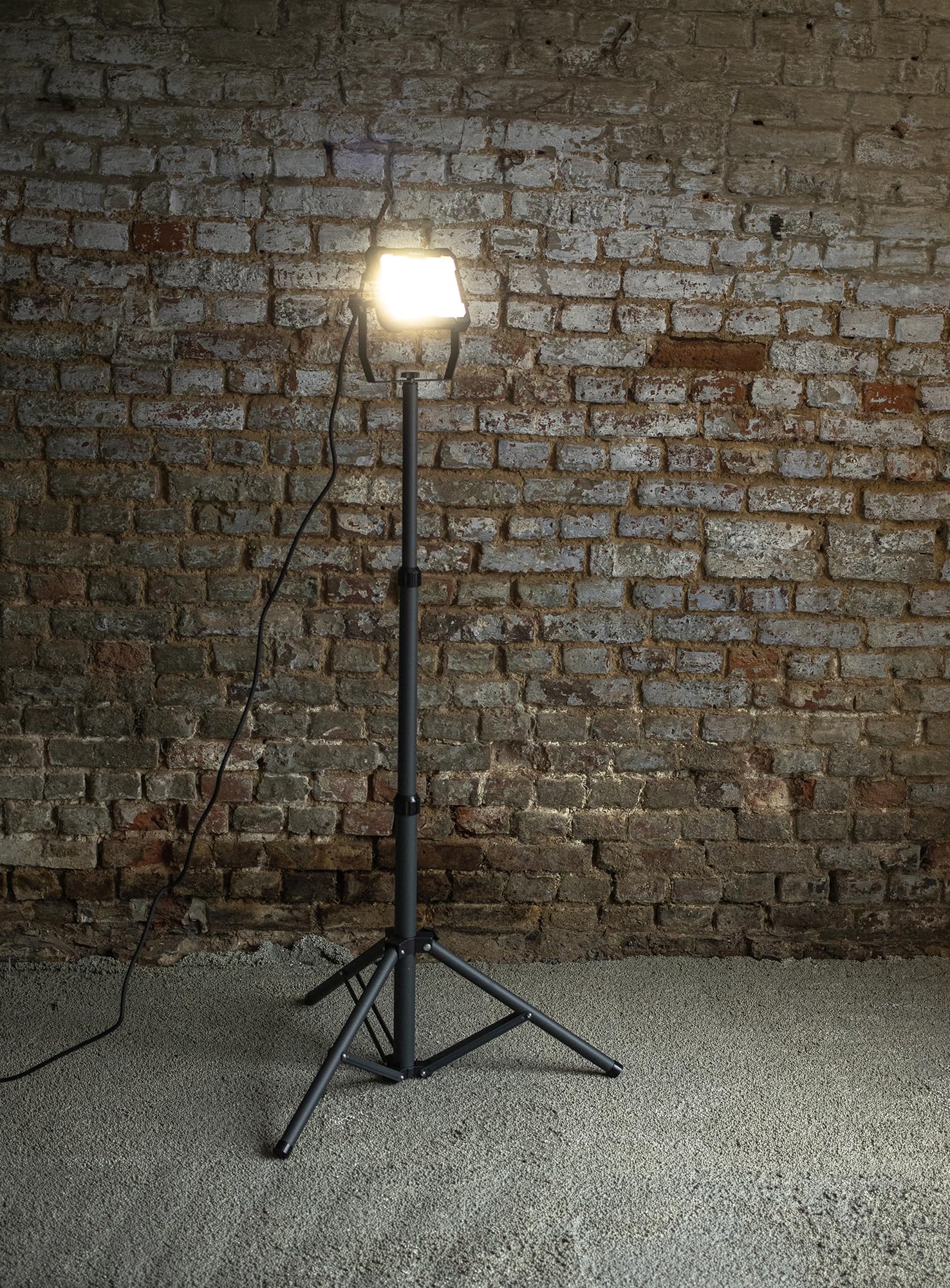 Projecteur LED de chantier filaire sur pied télescopique 20W, 1800 lumens, IP65, IK07, 4000K, garantie 3 ans - Tibelec