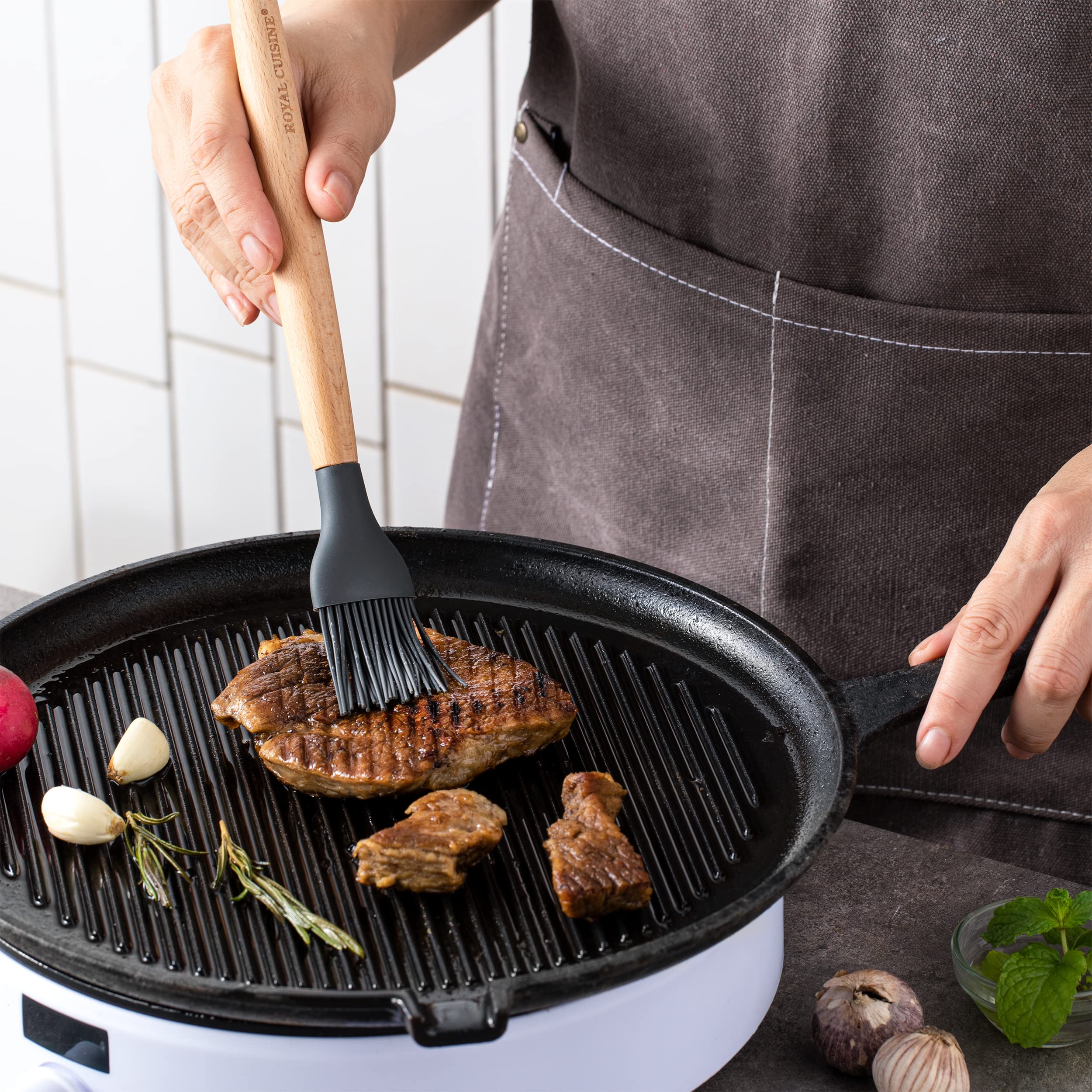 Royal Cuisine Set Da Cucina In Silicone Rosso (3 Pezzi) - Pinza, Spatola E Pennello Con Manico In Legno, Resistenti Al Calore