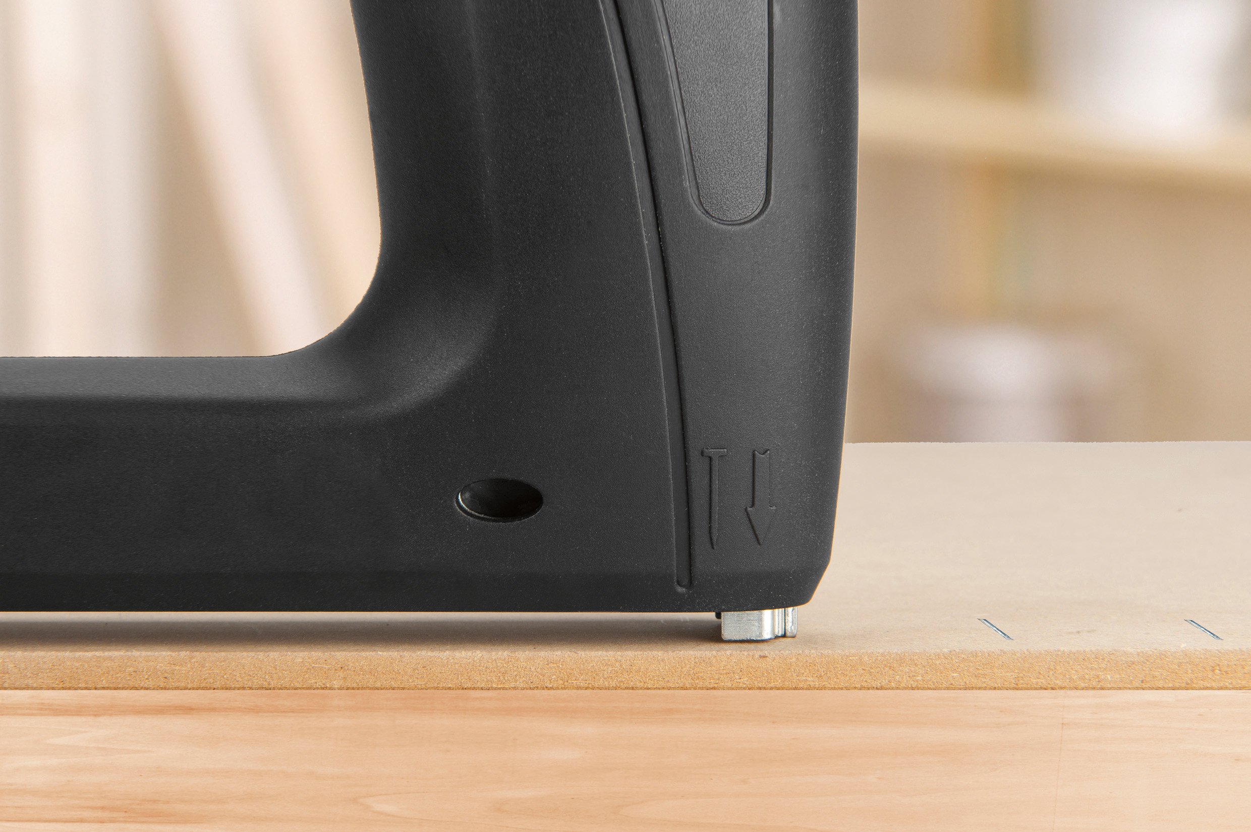 Skil 8200AC - Grapadora y clavadora eléctrica con control de impacto (cable de 6 metros, juego de 1500 grapas y 500 clavos, maletín)