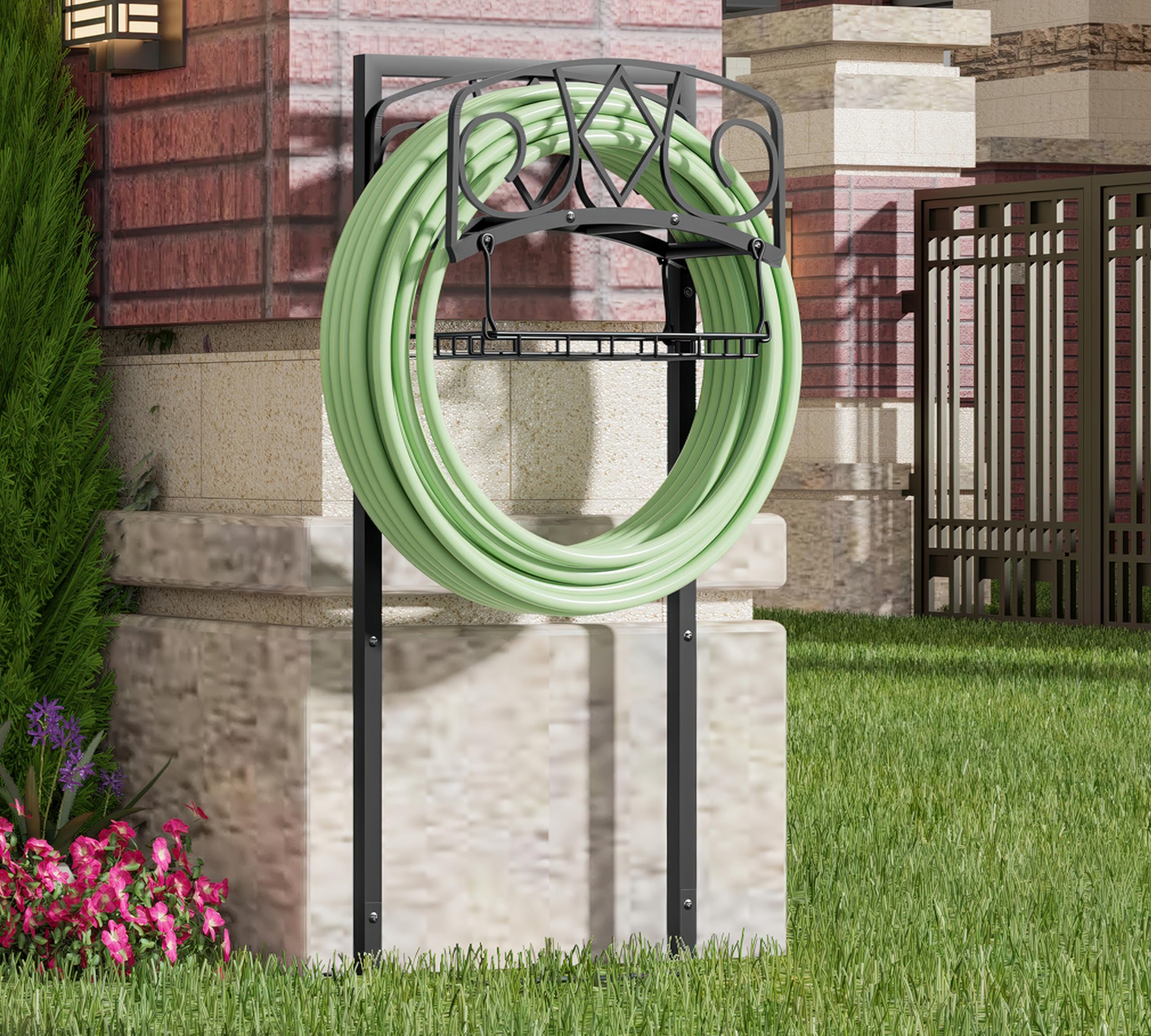 Organizer autoportante per tubo da giardino con finitura verniciata a polvere nera, supporto per tubo rimovibile resistente, contiene tubo da 150 m, include cestino portaoggetti e strumenti