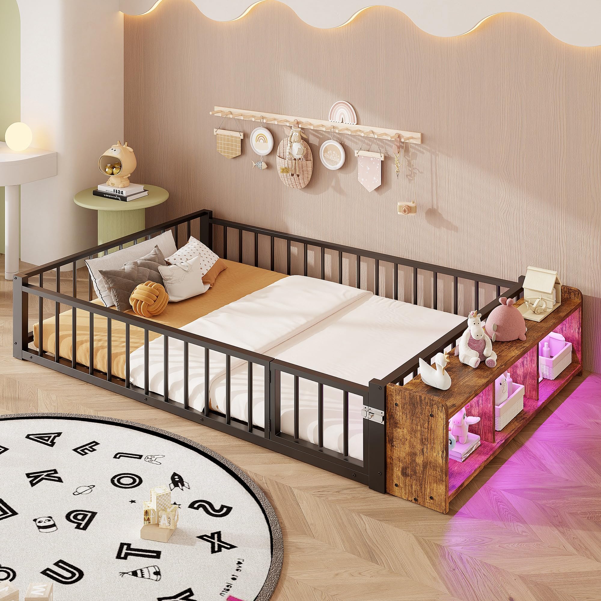 Cama infantil de suelo de 140 x 200 con luces para leer cuentos en un cuarto moderno