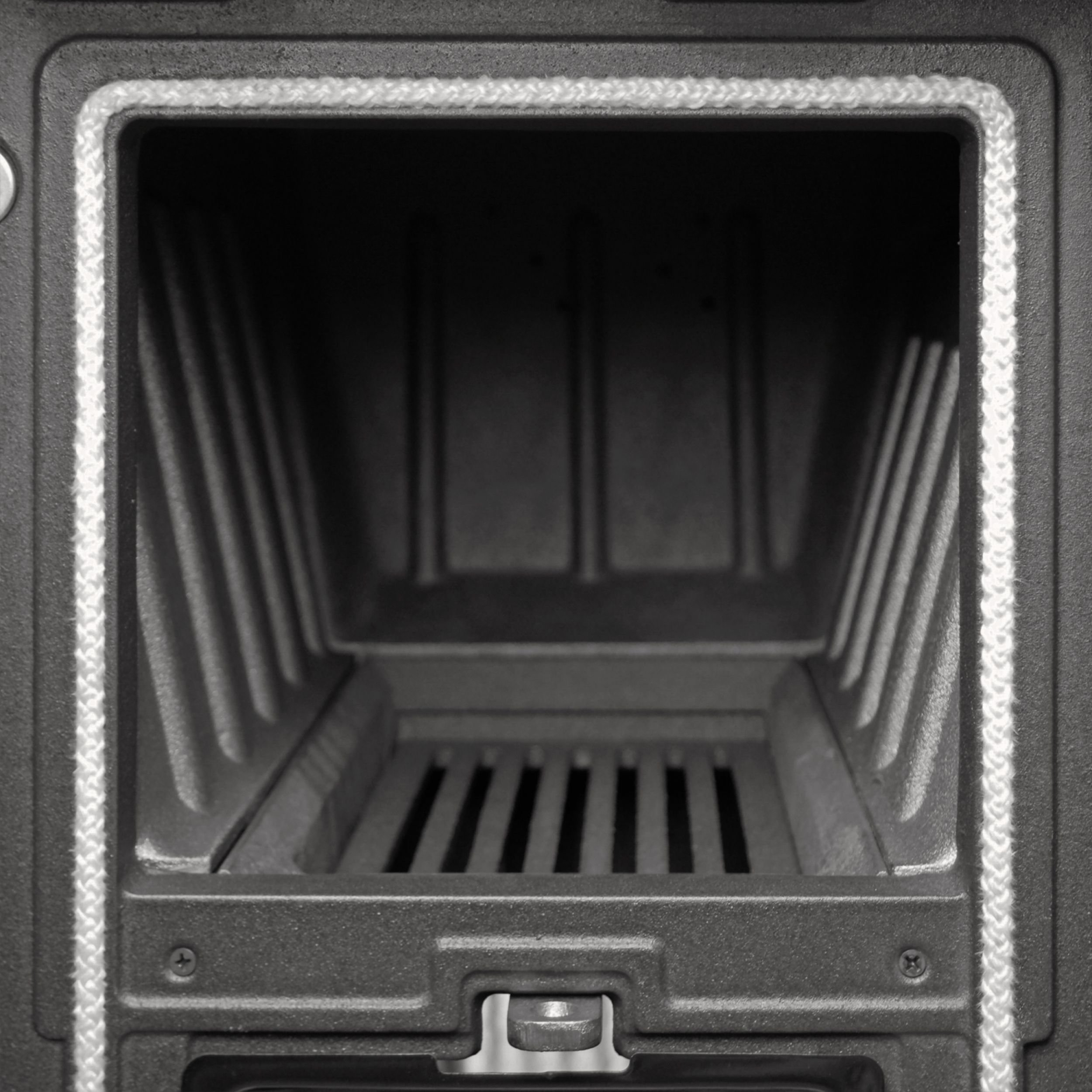 Cucina A Legna 'Sovrana Easy' Rivestimento Esterno In Acciaio Porcellanato. Telaio, Piastra E Cerchi In Ghisa. Forno Smaltato Panoramico. Cassettone Portalegna. Focolare In Ghisa Con Sistema Di Post Combustione, Griglia Fuoco In Ghisa. Porta Fuoco Con Dop