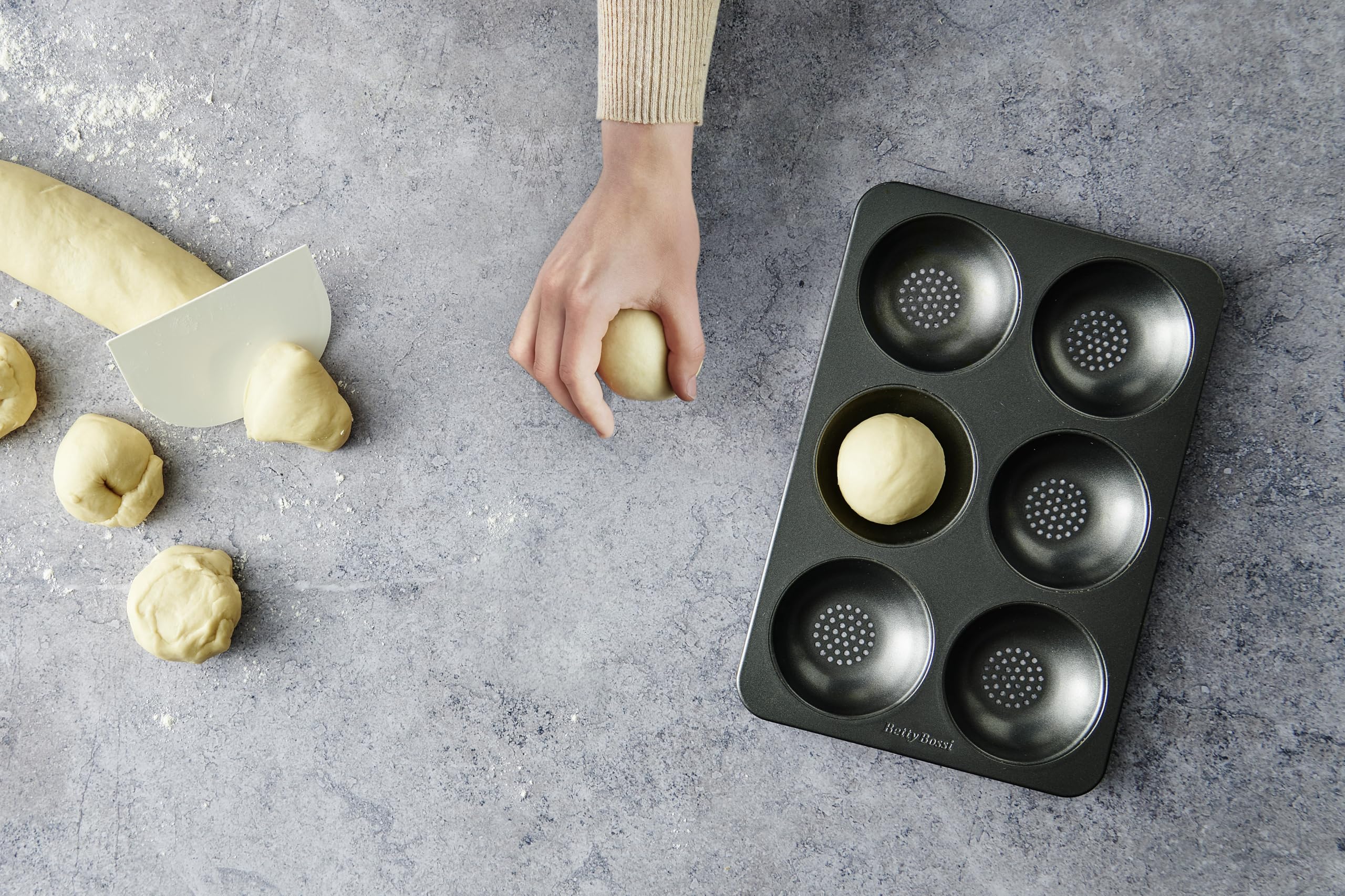 Betty Bossi Brötchen-Backset: Metall-Backform & Rezeptbuch mit 30 Rezepten für perfekt knusprige Brötchen – Brotbackform für 12 Stück – Backset für Anfänger & Profis – Antihaftbeschichtet & Hochwertig