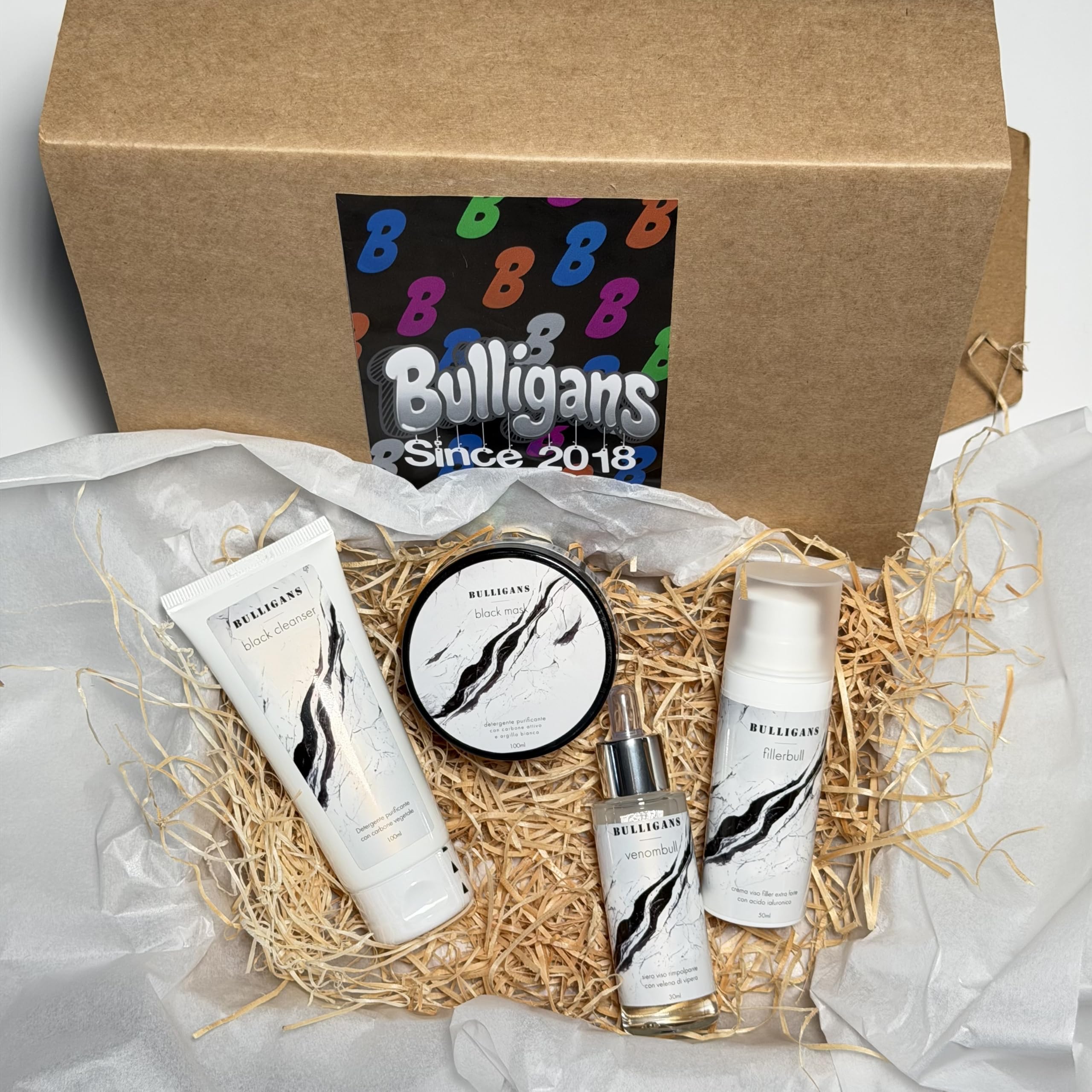 Bulligans BOX SKINCARE UNISEX COMPLETA con Detergente Purificante, Maschera Nera, Siero e Crema all'Acido Ialuronico, Effetto Lifting e Rimpolpante, Routine Completa, Made in Italy