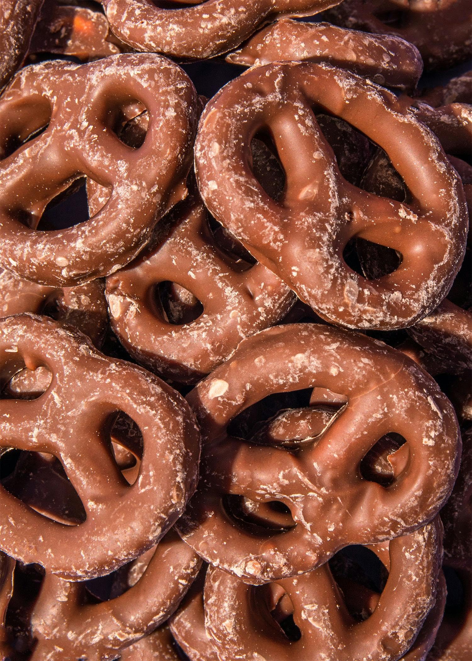 KoRo - Bretzels au chocolat au lait 1 kg - Le sucré rencontre le salé - Biscuits salés croquants, enrobés de chocolat onctueux - Le snack pour les fêtes et les soirées cinéma