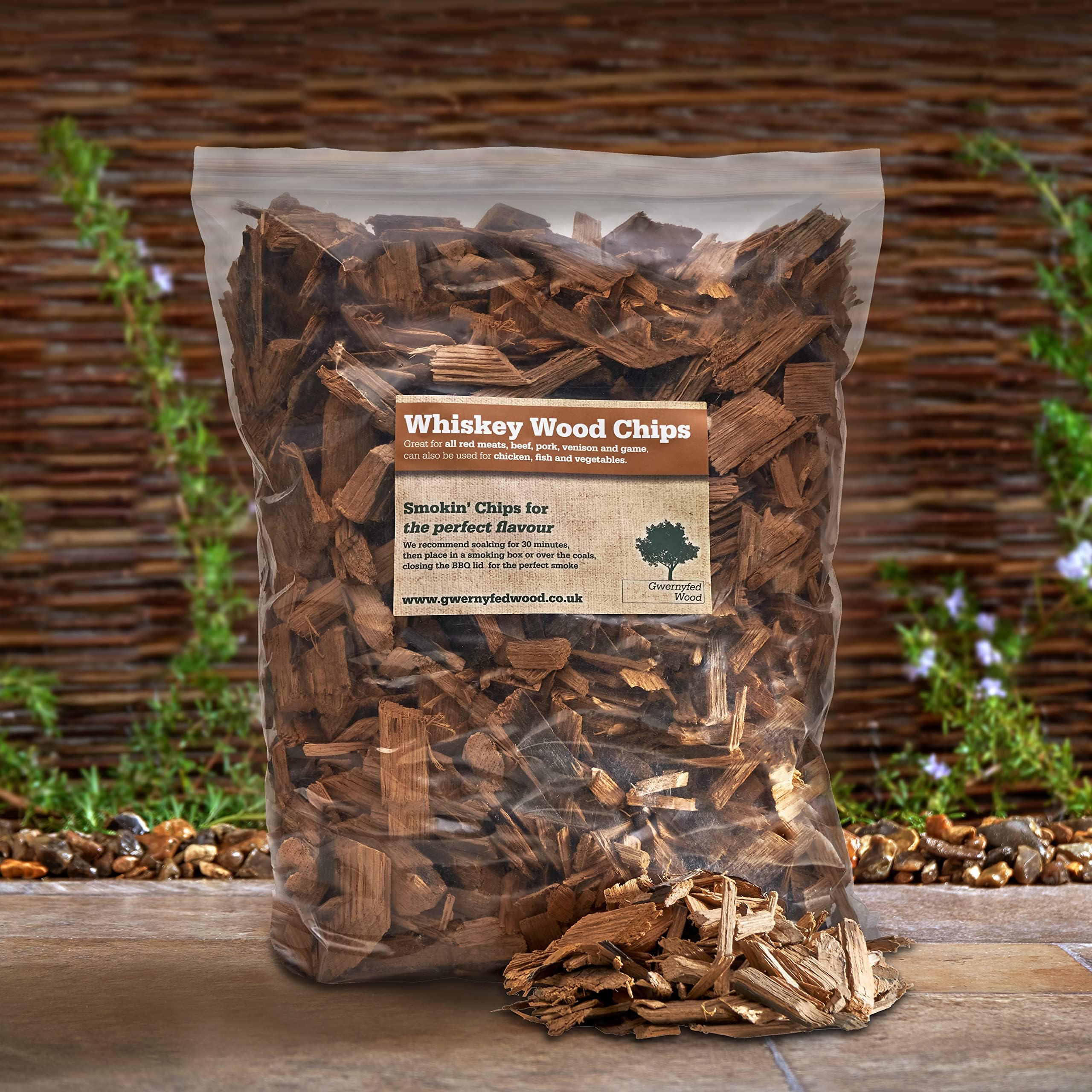 – Whiskey Oak Smoking/Smoker Wood Chips - 4.5 Litre Jumbo Bag – (24 Great Flavours) Smoking Food in a Smoker/BBQ - Kiln Dried - 100% Natural from fresh whiskey barrels