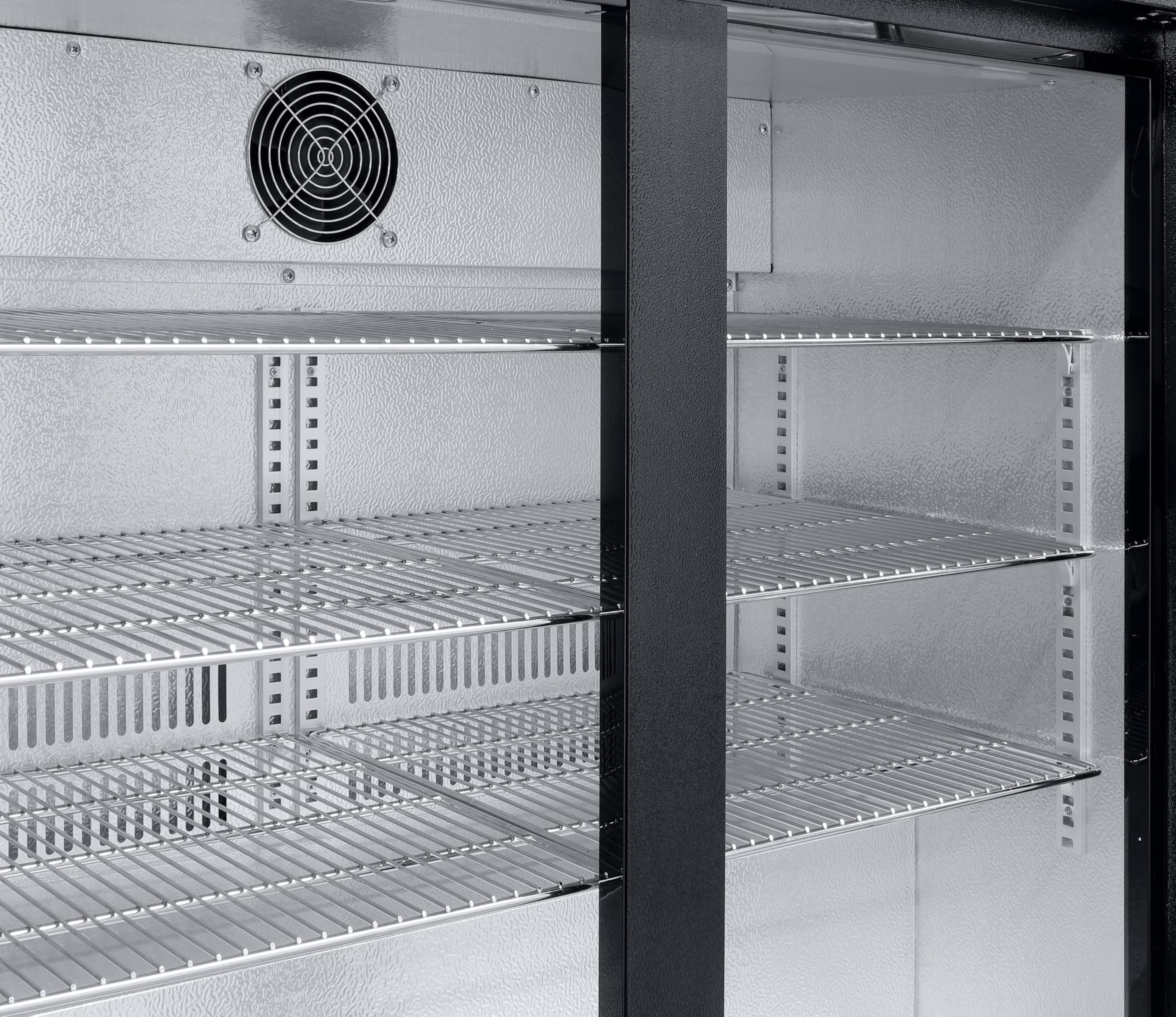 METRO Professional Arrière bar 3 portes GBC3003 aluminium/verre 135x53x86,5 cm 308 L froid ventilé 160 W noir