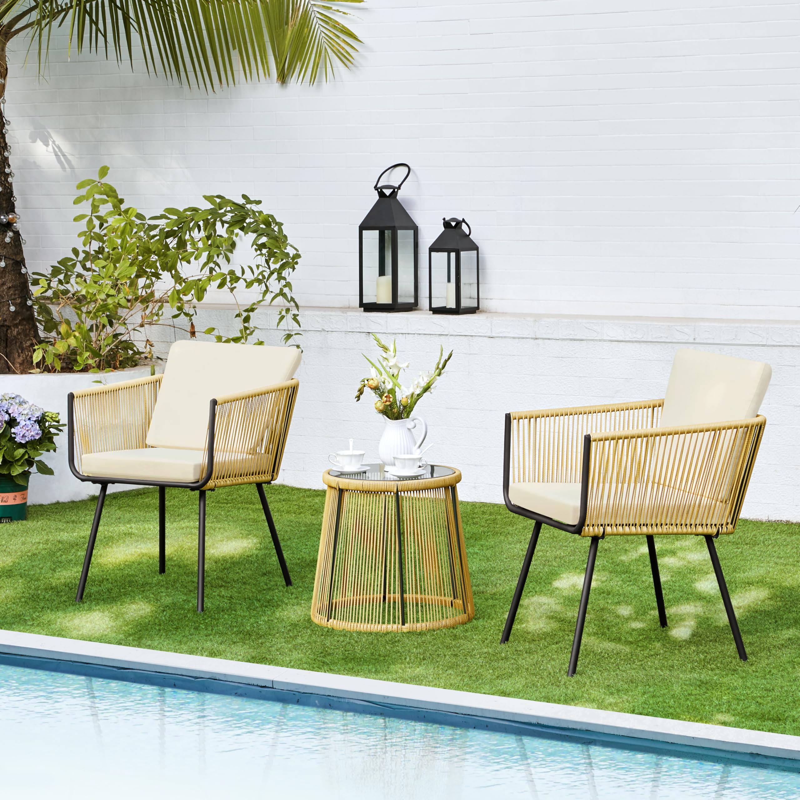 Yaheetech 3TLG. Rattan Balkonset, Gartenmöbel Set inkl. 2 Stühle mit 6cm Dick Sitz- und Rückenkissen & 1 Tisch mit 5mm Dick Hartglasplatte, Gartensitzgruppe für Balkon Outdoor, Hellbraun/Cremeweiß