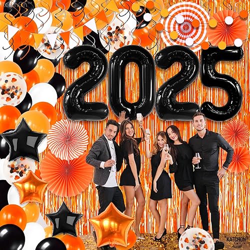 Miniatura 9 de KatchOn, Decoraciones de graduación naranja y negro 2024  Paquete de 168  Kit de arco de globos 2024 con telón de fondo de flecos naranjas