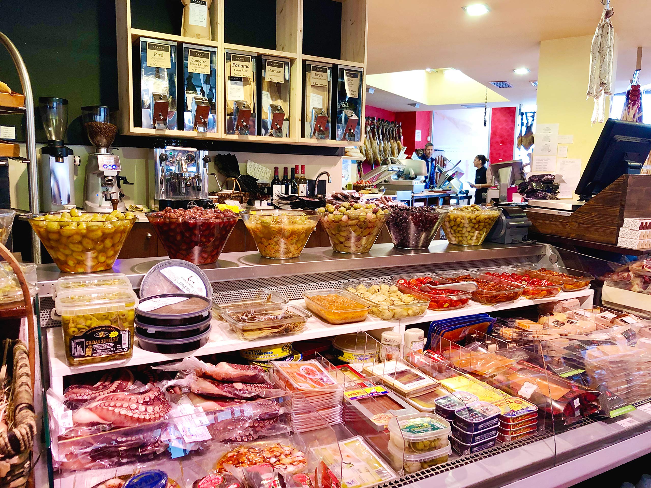 PACK GOURMET REGALO / Jamón, Vino Tinto, Aceite Oliva Virgen, Espárragos, Chorizo, Salchichón, Queso Oveja, Atún Bonito Ortiz, Bizcochos, Pastissets, Chocolate y Bombones