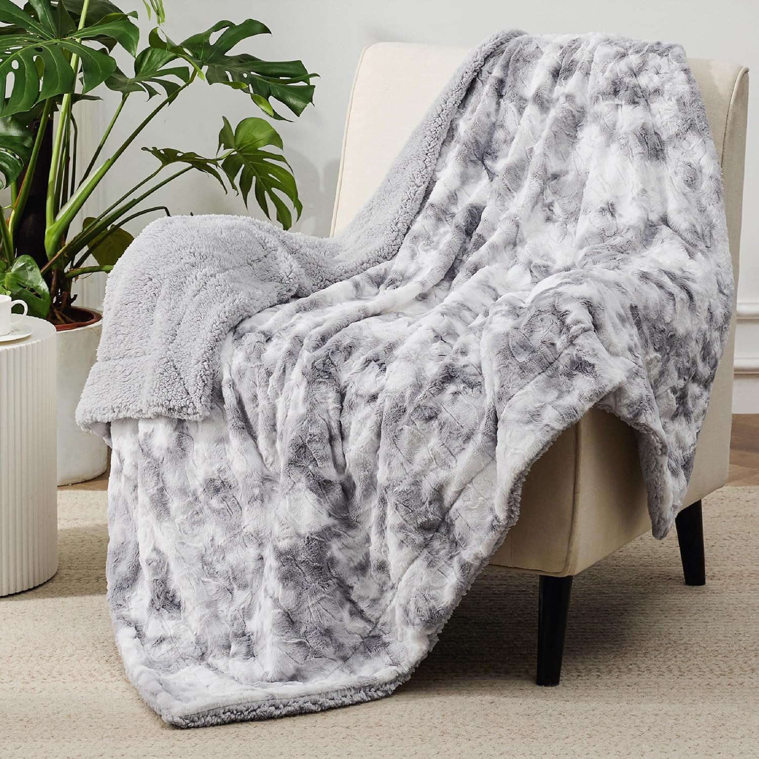 Bedsure Fuzzy Blanket Twin Size Light Grey, Soft and Comfy Sherpa, Plush and Furry