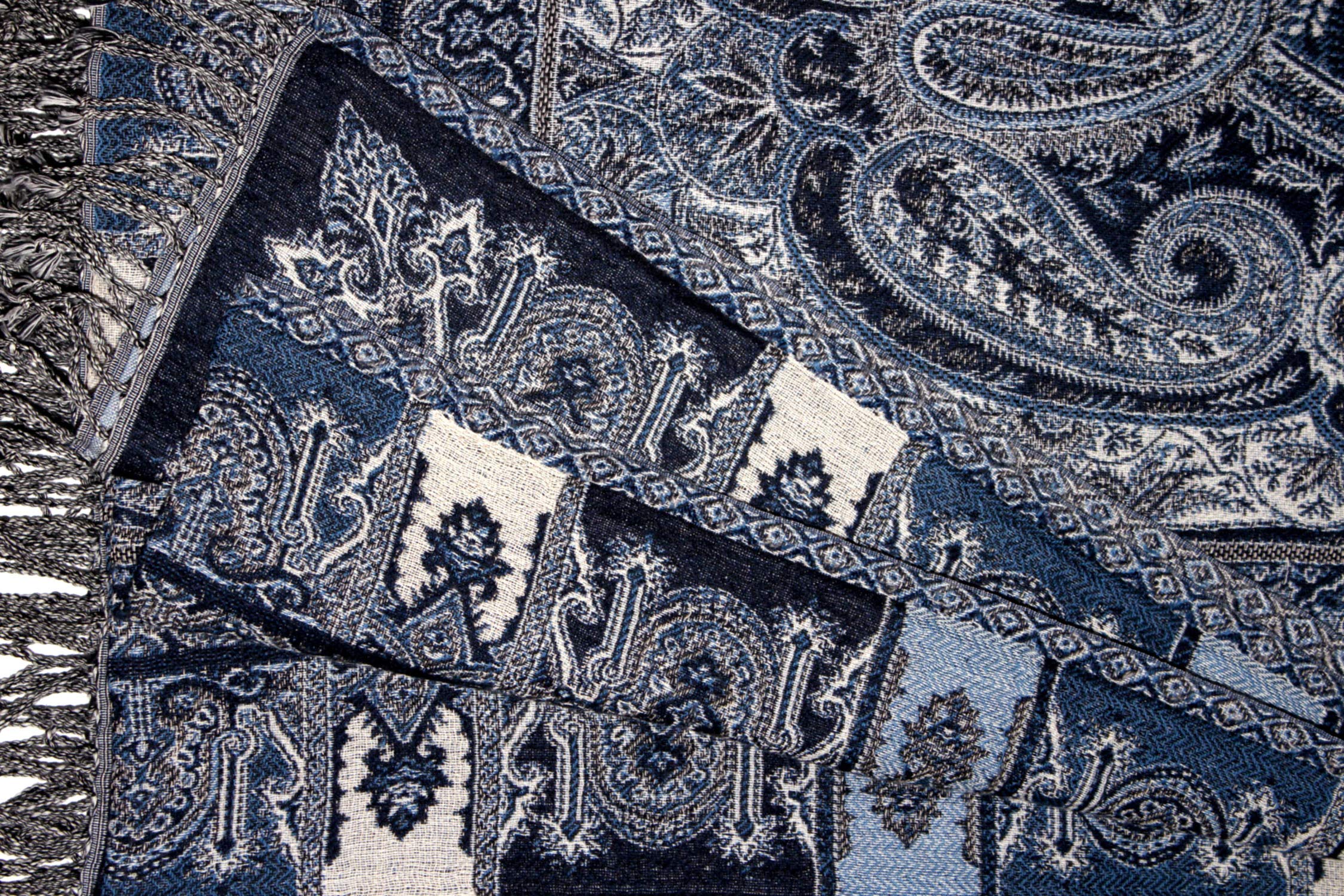 Lorenzo Cana Wolldecke Jacquard gewebt aus Baumwolle mit feinster Wolle vom Merinolamm Schwarz Weiss Blau Paisley Wohndecke Decke Wolle Sofadecke Kuscheldecke Plaid 140 cm x 200 cm 96244