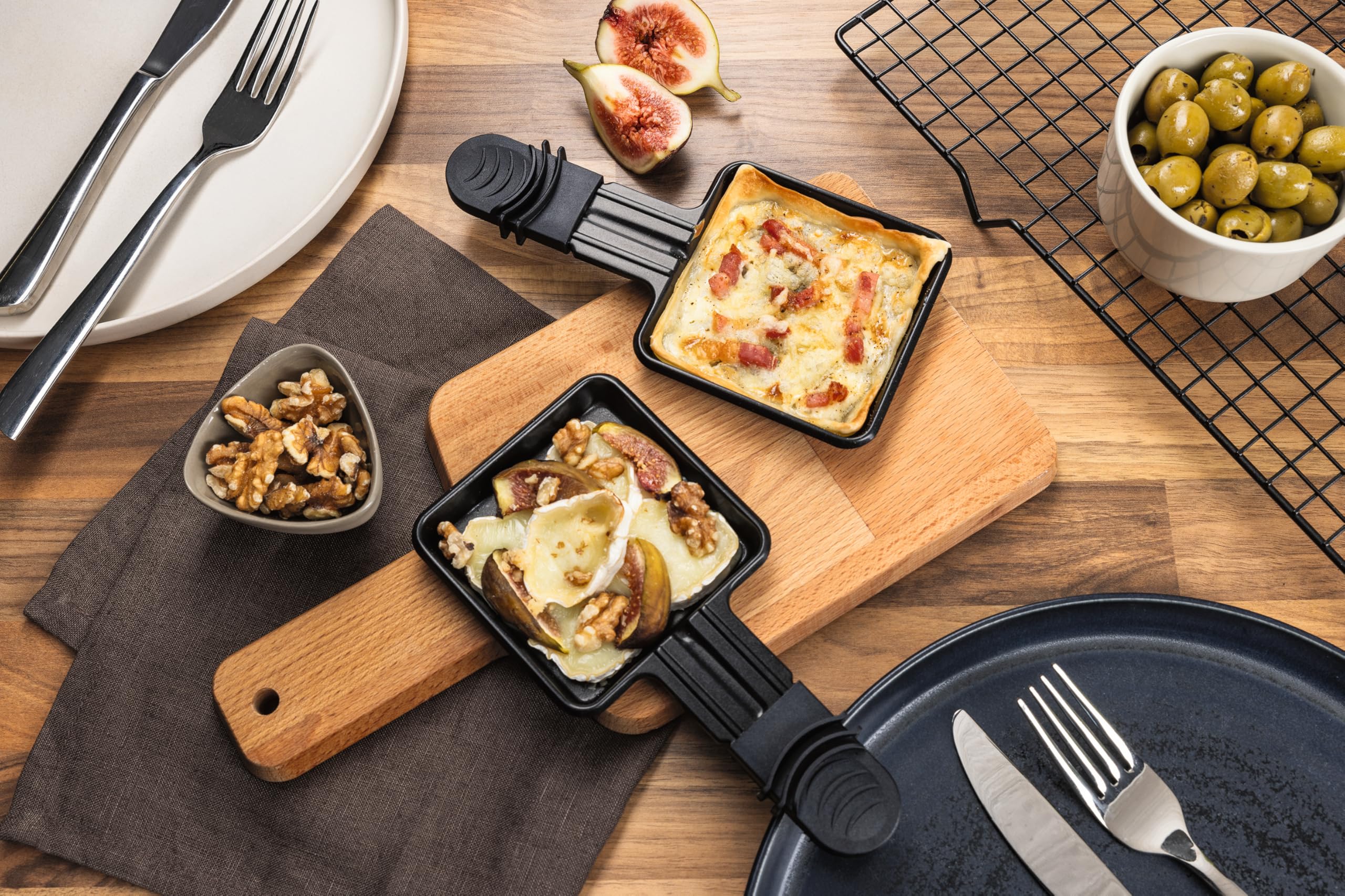 GOURMETmaxx Raclette 2 in 1 con fonduta, set raclette per 8 persone, ideale come barbecue per feste, combinazione di fonduta con 8 padelle, spatole, forchette per fonduta, raclette con set per fonduta