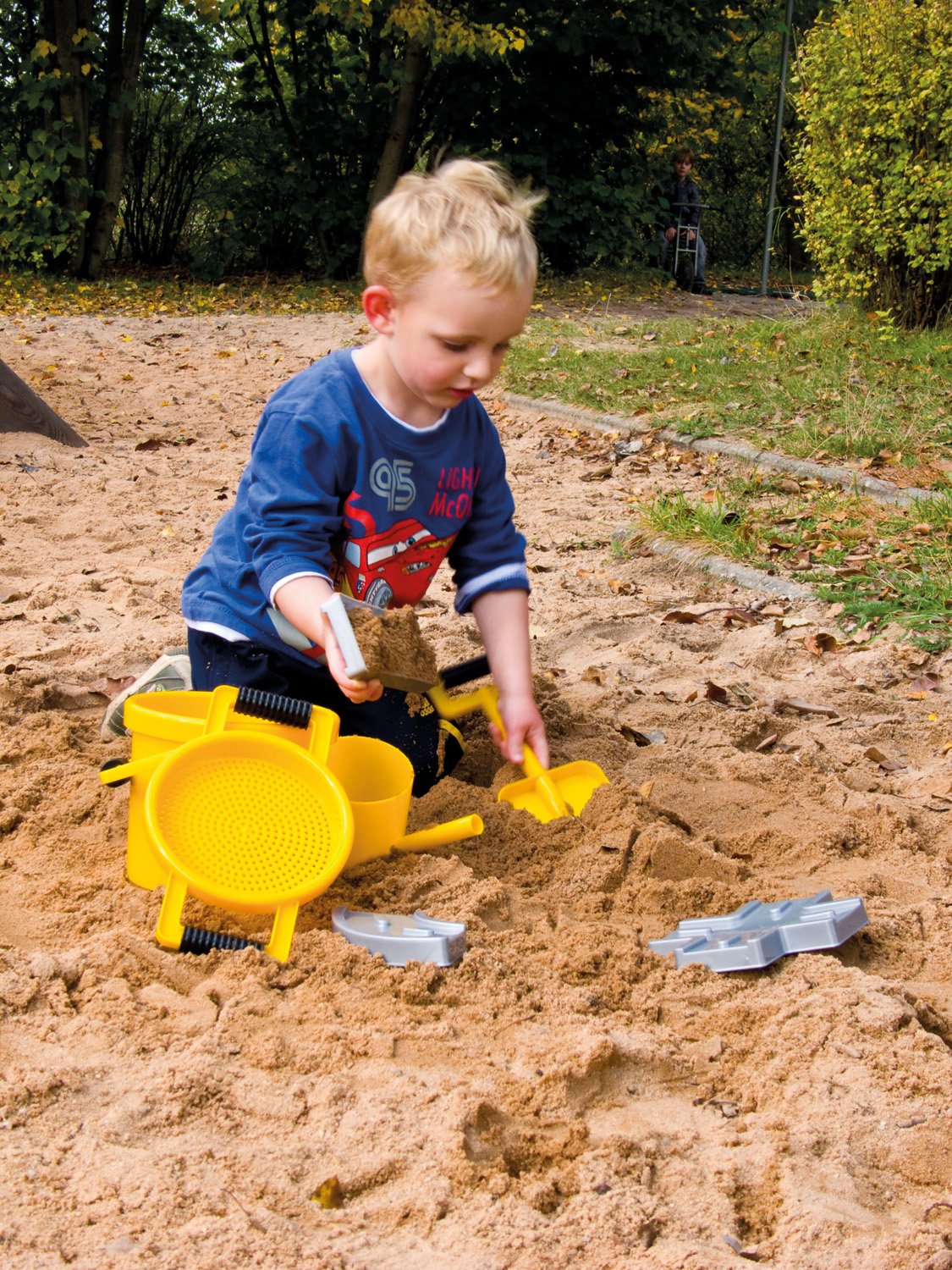 Lena 5440 Happy Sand zestaw do zabawy, 7-częściowy, zestaw zabawek piaskowych dla dzieci od 2 lat, zestaw do zabawy z wiaderkiem, sitkiem, 3 foremki do budowy ulicznej, duża szufla do piasku i dzbanek olejny, pomarańczowy, żółty i szary