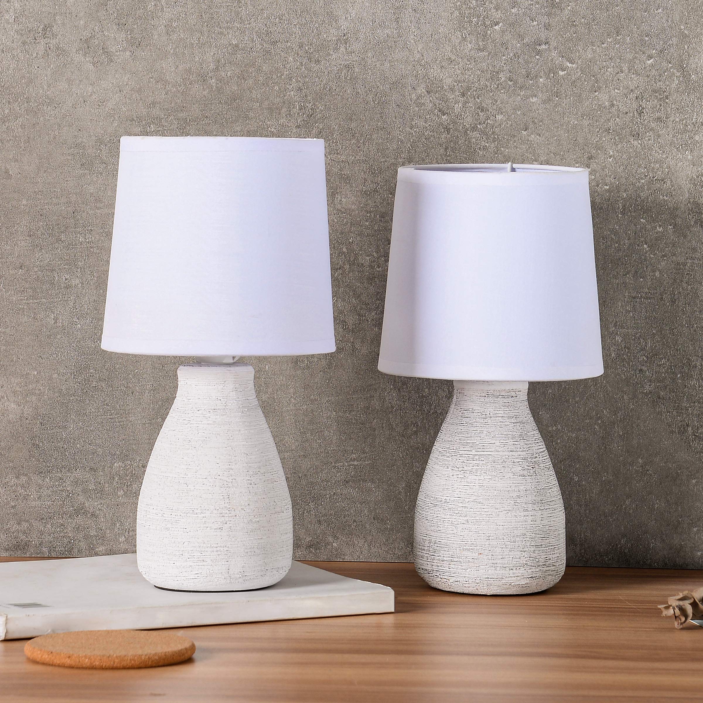 BRUBAKER Lampada Da Tavolo Stile Shabby Chic, Base In Ceramica Bianca E Paralume In Cotone, 28 Cm – Perfetta Per Comodino
