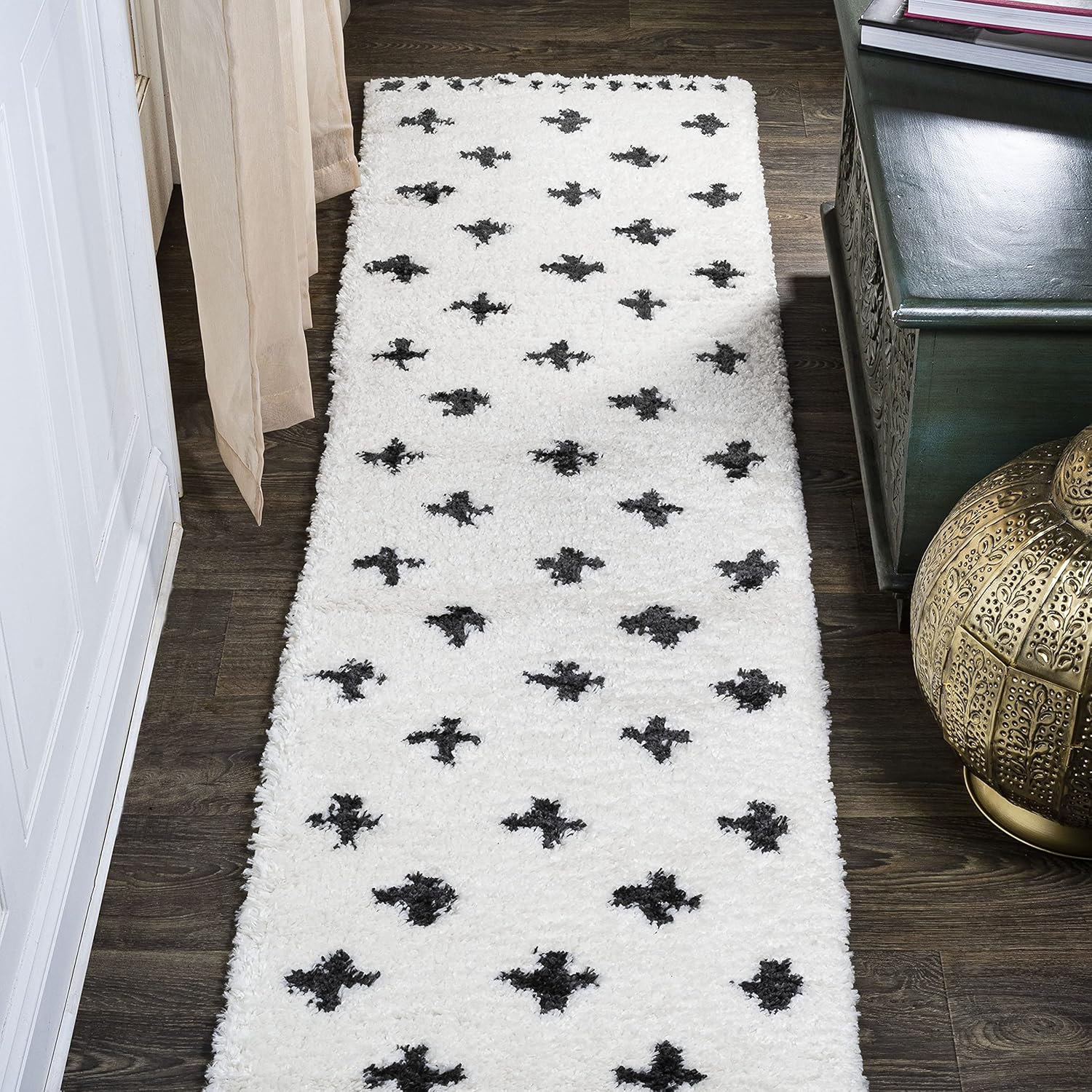 JONATHAN Y Cristo Berber Geometric Shag White/Gray Runner Rug, 2x8, Bohemian, Contemporary, Easy-Cleaning for Living Room, Bedroom, Kitchen, Pet Friendly, Non-Shedding (MOH403A-28)