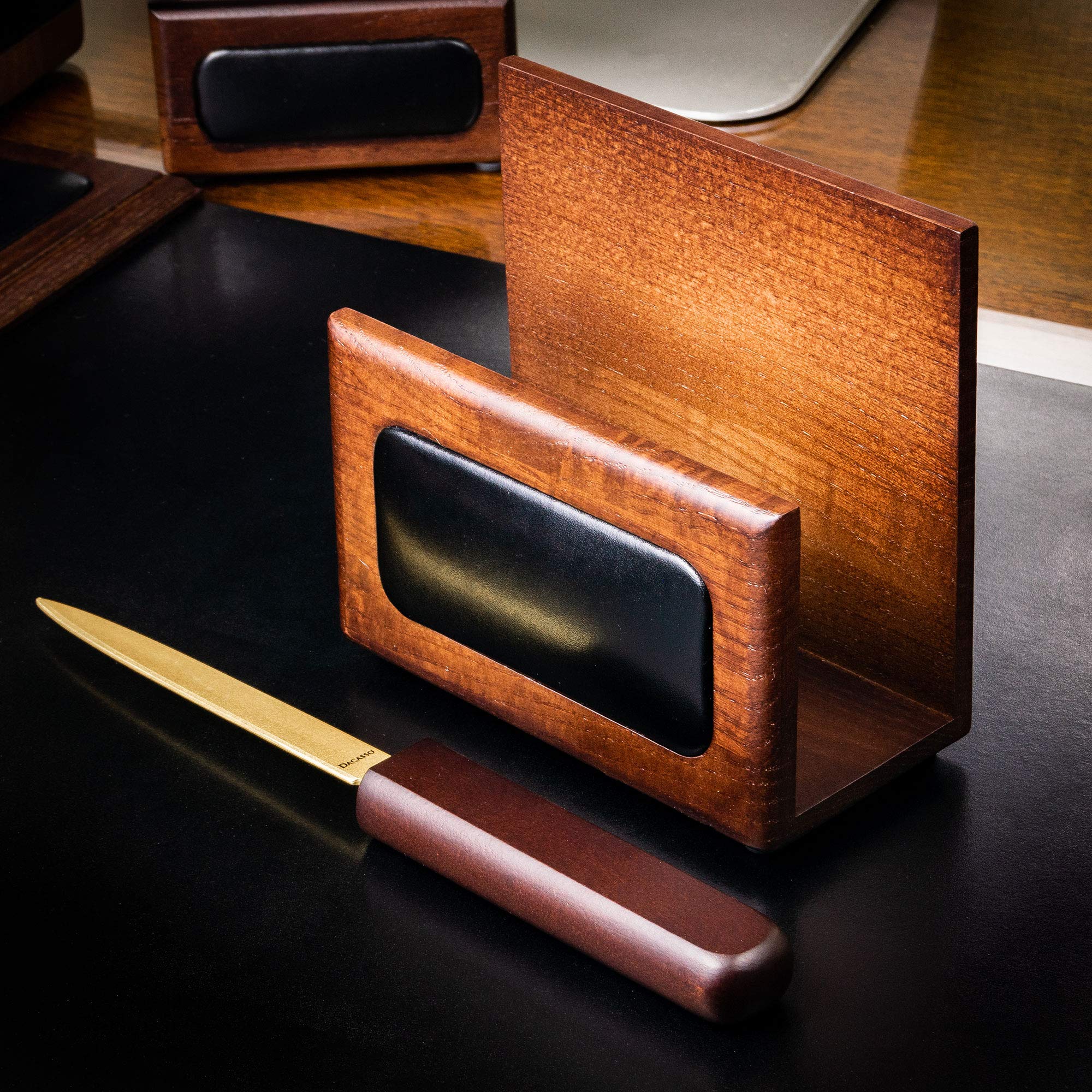 Dacasso Walnut and Leather Letter Holder Tarjetero de Piel, Madera, Nogal y Cuero Negro, 13.97 x 7.2897999999999898 x 12.7 cm