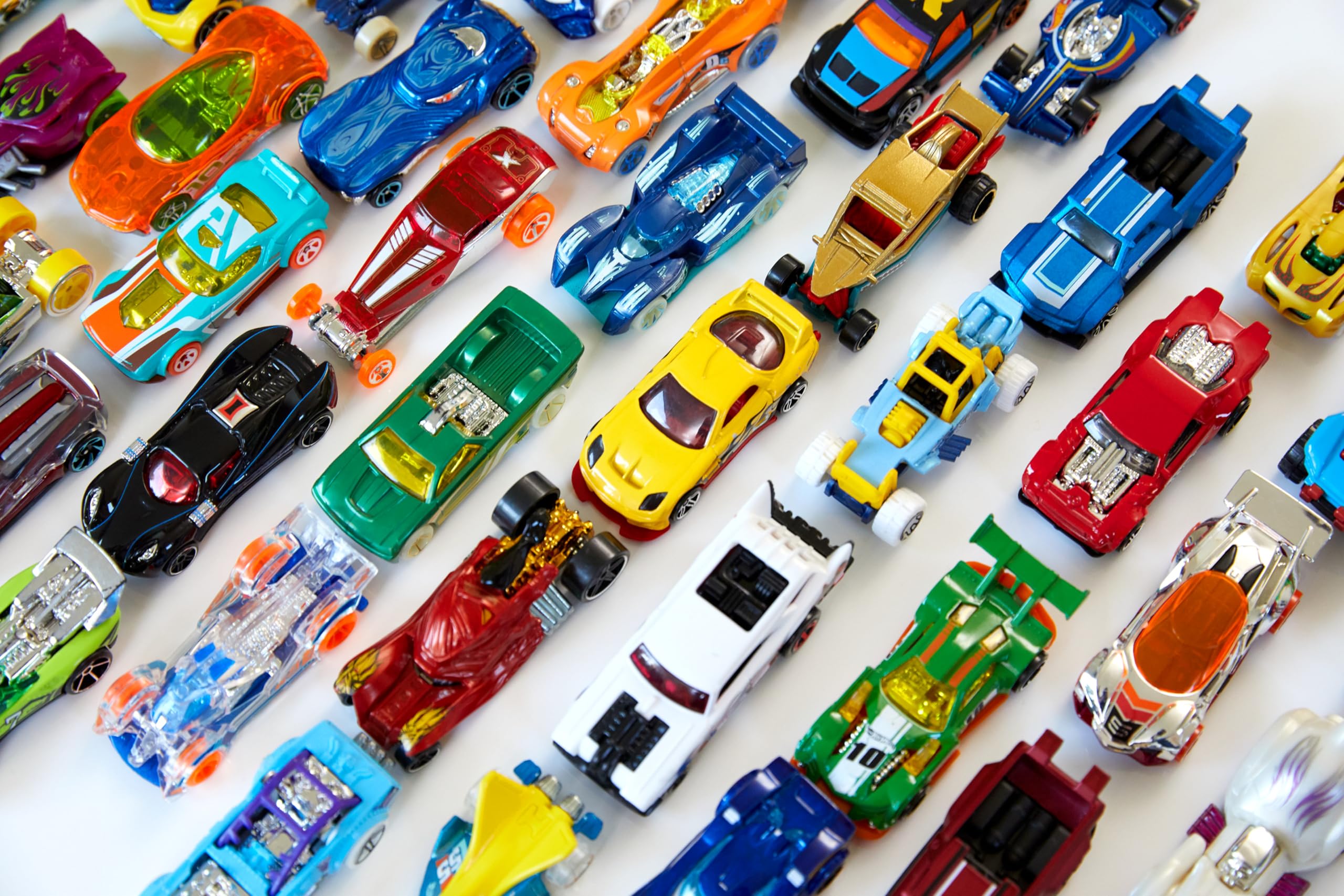 Hot Wheels 50 car pack with 1:64 scale vehicles, individually packaged (Assorted models, a random set), gift for collectors and children from 3 years old, V6697 : Amazon.se: Arts & Crafts