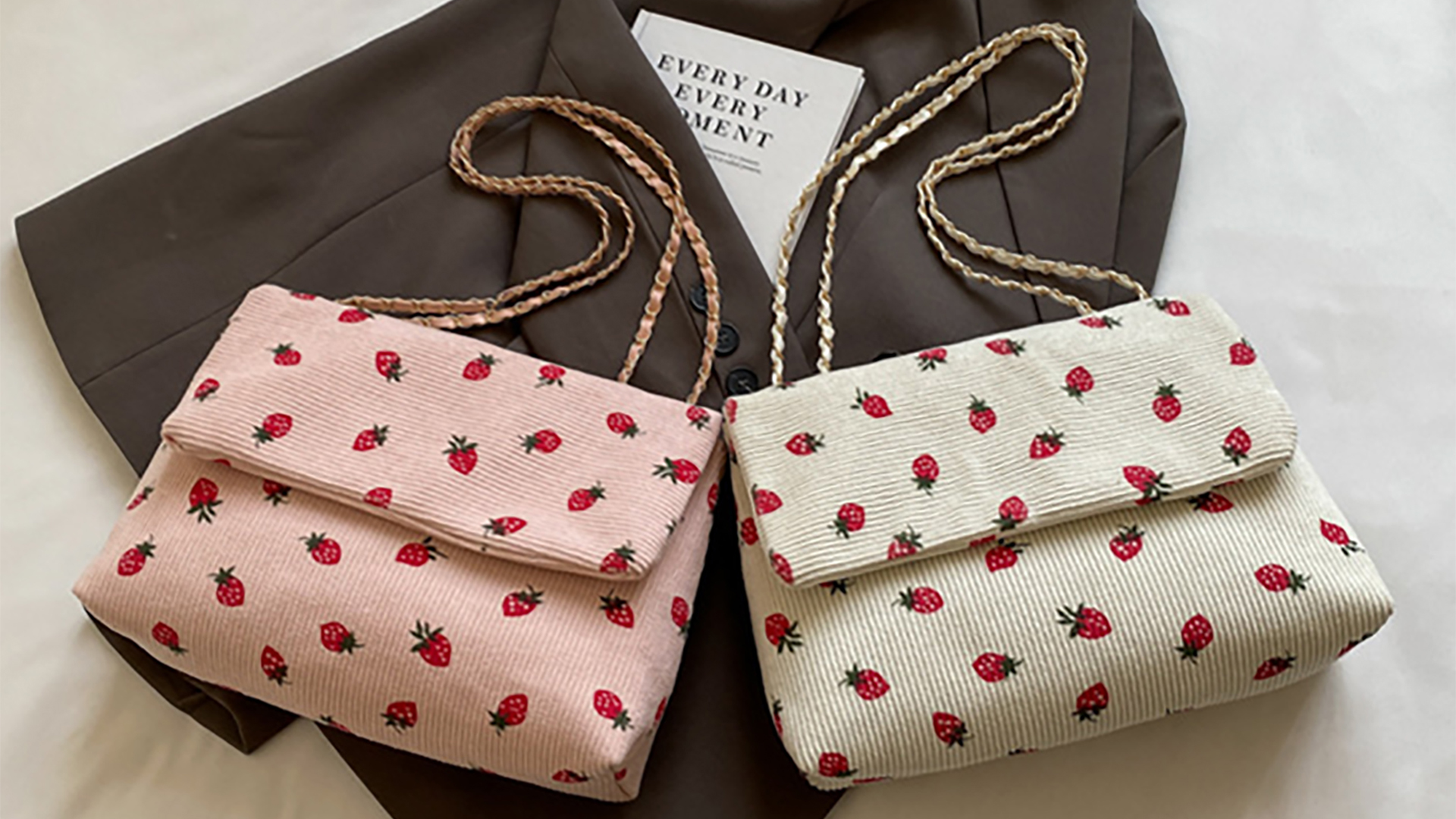 Bolso tote de felpa con diseño de fresa para mujer, bolso cruzado estético y moderno con cadena miniatura 7