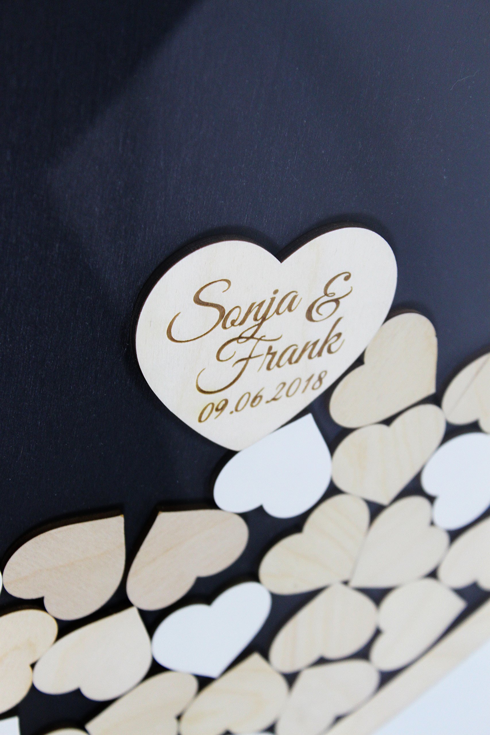 Manschin-Laserdesign Gästebuch aus Holz und Acrylglas zur Hochzeit, personalisiert, Wunschgravur, Wunschfarbe inkl. Herzen (Hintergrund Herz Anthrazit)