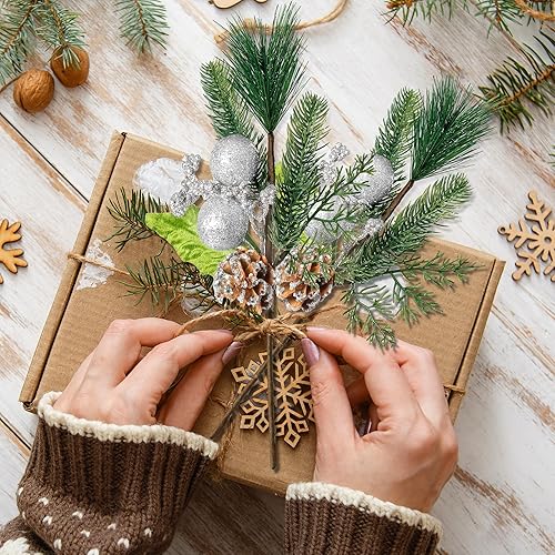 Miniatura 4 de Sggvecsy Paquete de 6 púas artificiales de Navidad, bayas sintéticas, tallos de pino, ramas de pino de bayas rojas con conos de pino, bolas