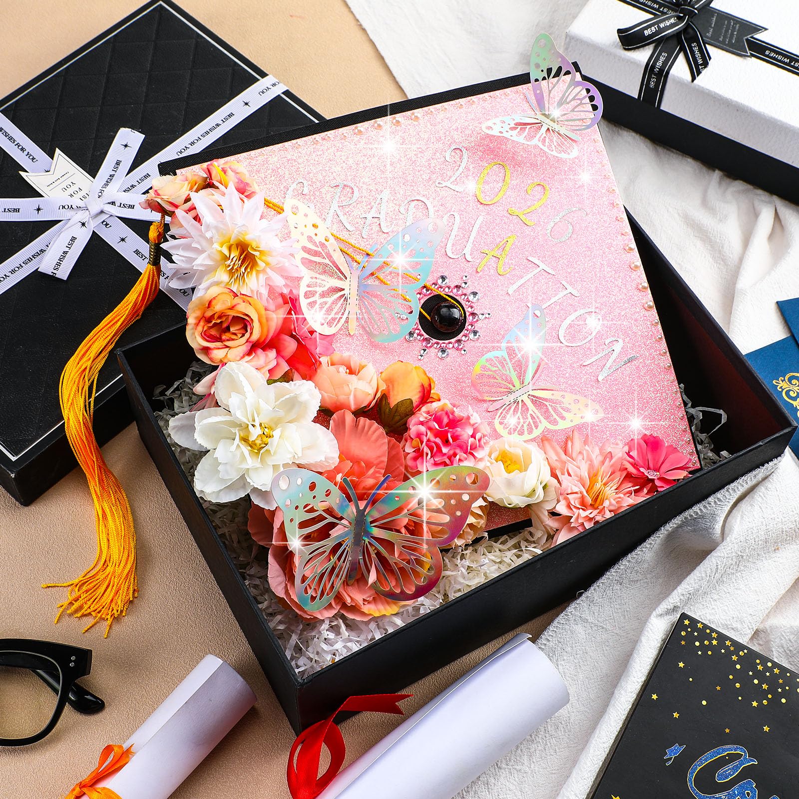 Wavwavw 44 piezas de decoración de gorra de graduación, kit de accesorios rosas con flores artificiales 3D, calcomanías de mariposa 3D, calcomanías de perlas de diamantes de imitación, calcomanías de