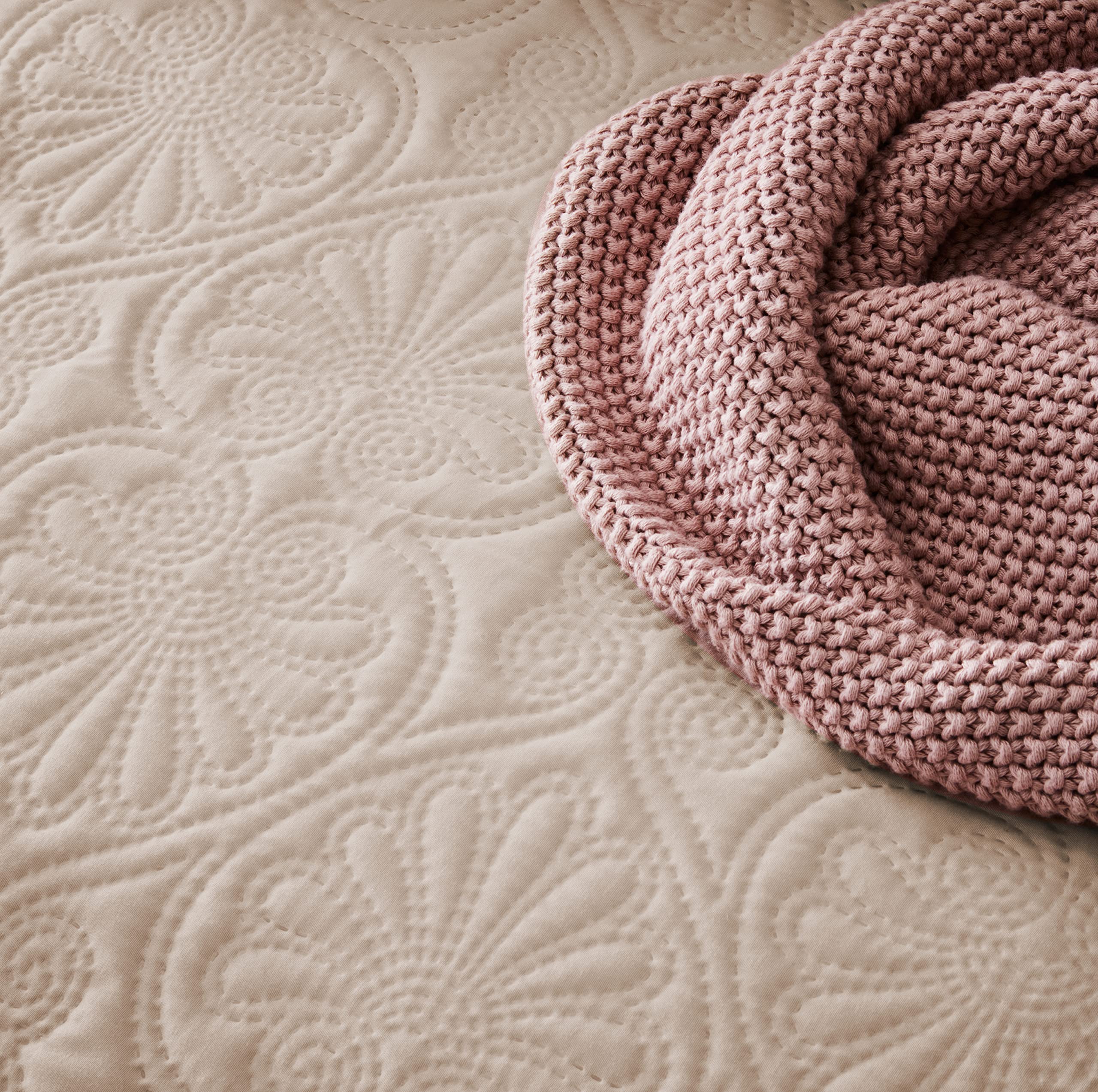 ROOM99 Leila Elegante Tagesdecke in Beige 240 x 260 cm Vielseitige Wohndecke als Bettüberwurf oder Sofaüberwurf Überwurfdecke für Bett und Sofa Steppdecke Stil Ideal als Bedspread