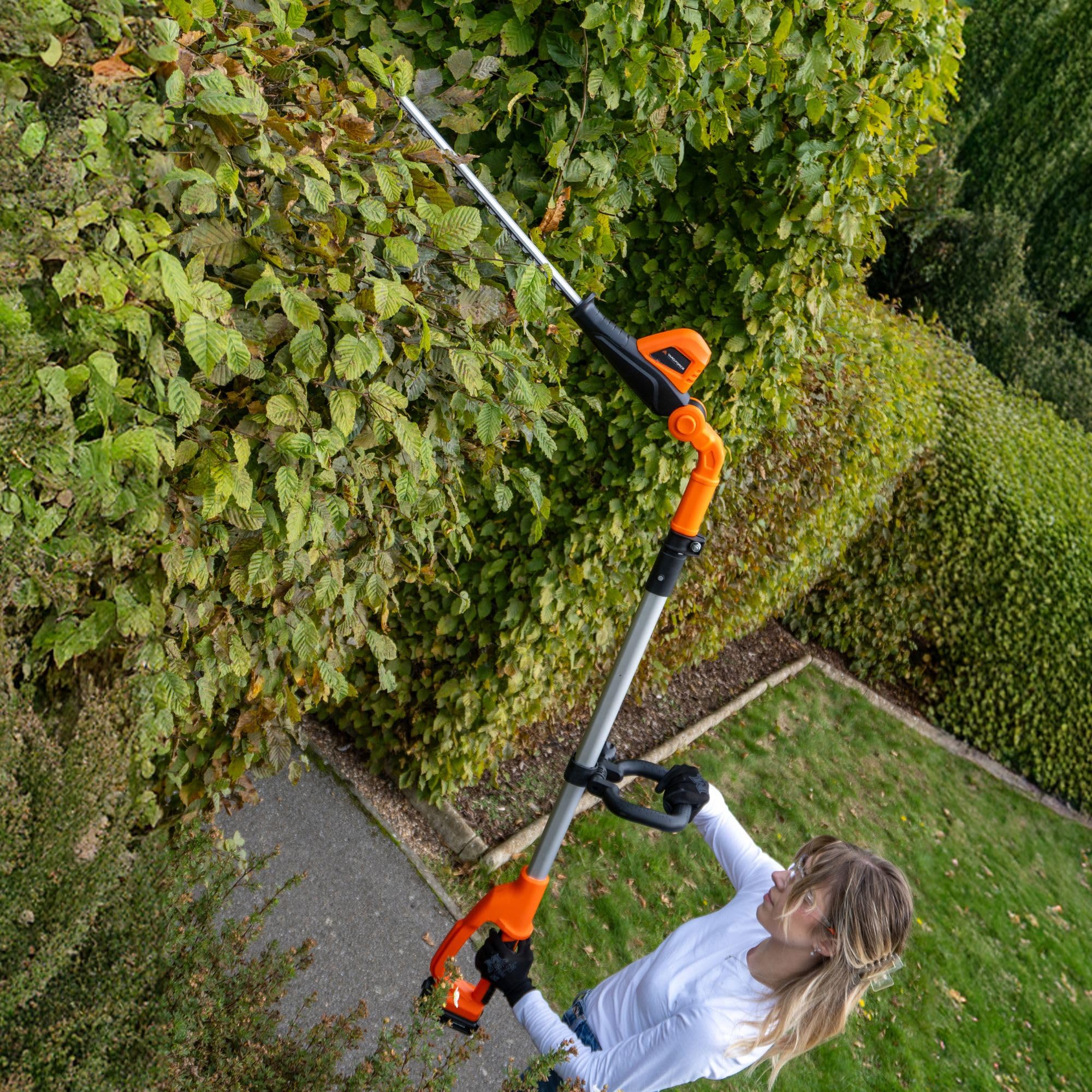 Yard Force Cortasetos de Poste inalámbrico, Extensible, Largo Alcance, Longitud de Corte de 41 cm, batería de Iones de Litio de 20 V y Cargador, Cabezal Ajustable de 135°, Cuchillas de Doble acción -