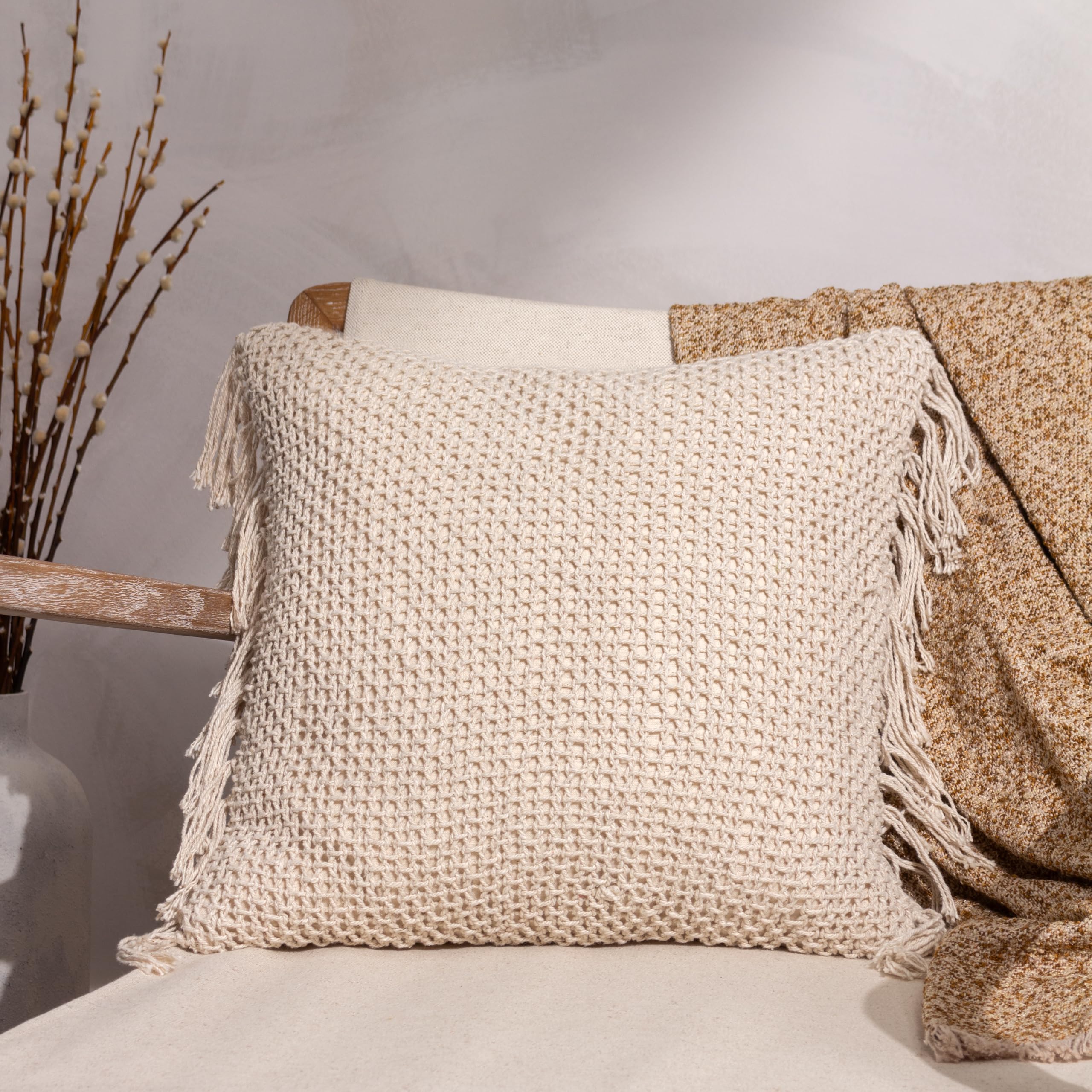 Coussin rembourré en coton tricoté beige avec pompons et plumes élégantes pour décoration de canapé
