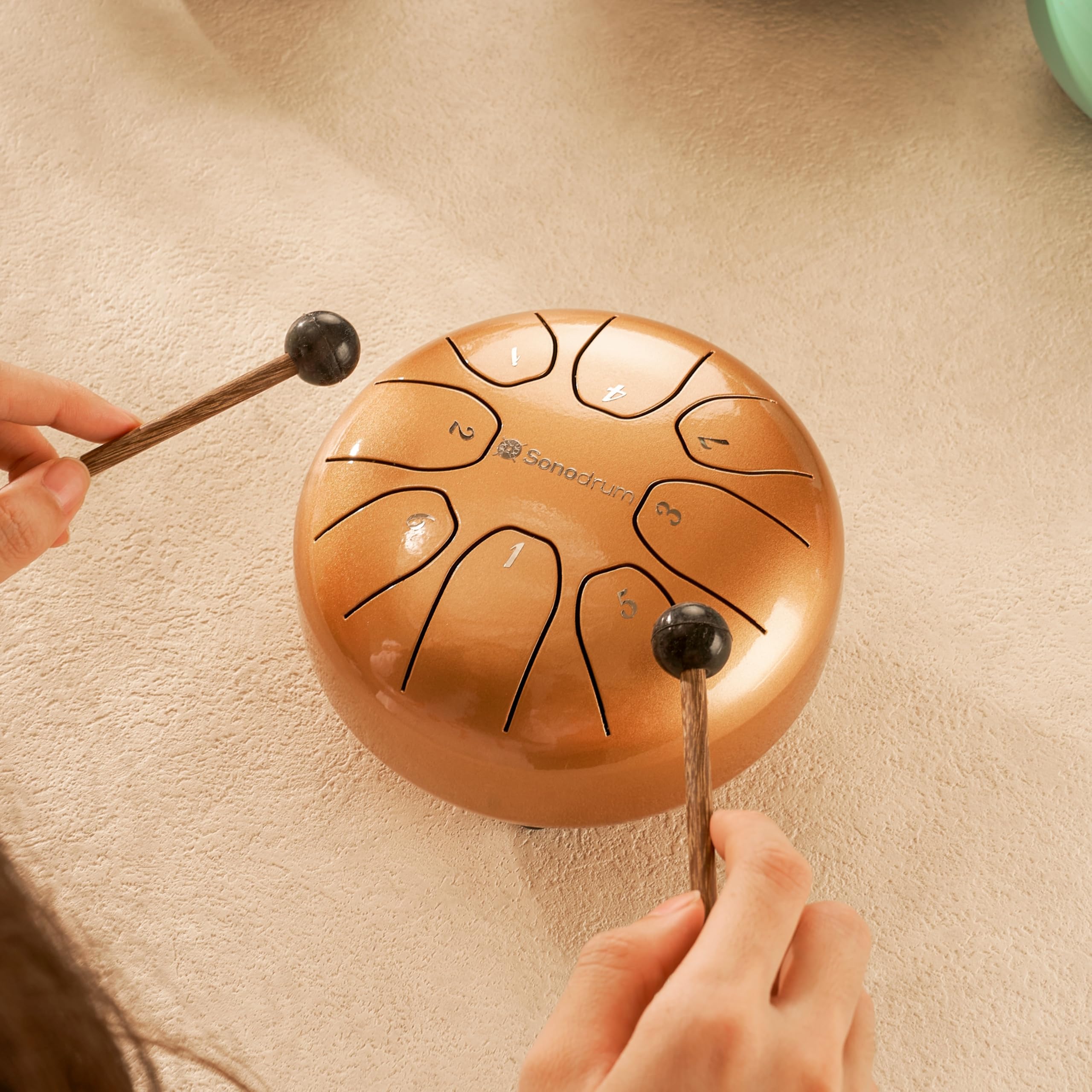 tamburo a lingua d'acciaio 'Standard' in Do Maggiore, oro - 14 cm con 8 note - steel tongue drum con canzoniere, mazzuoli, fingersticks e borsa da trasporto. Senza leggere le note.