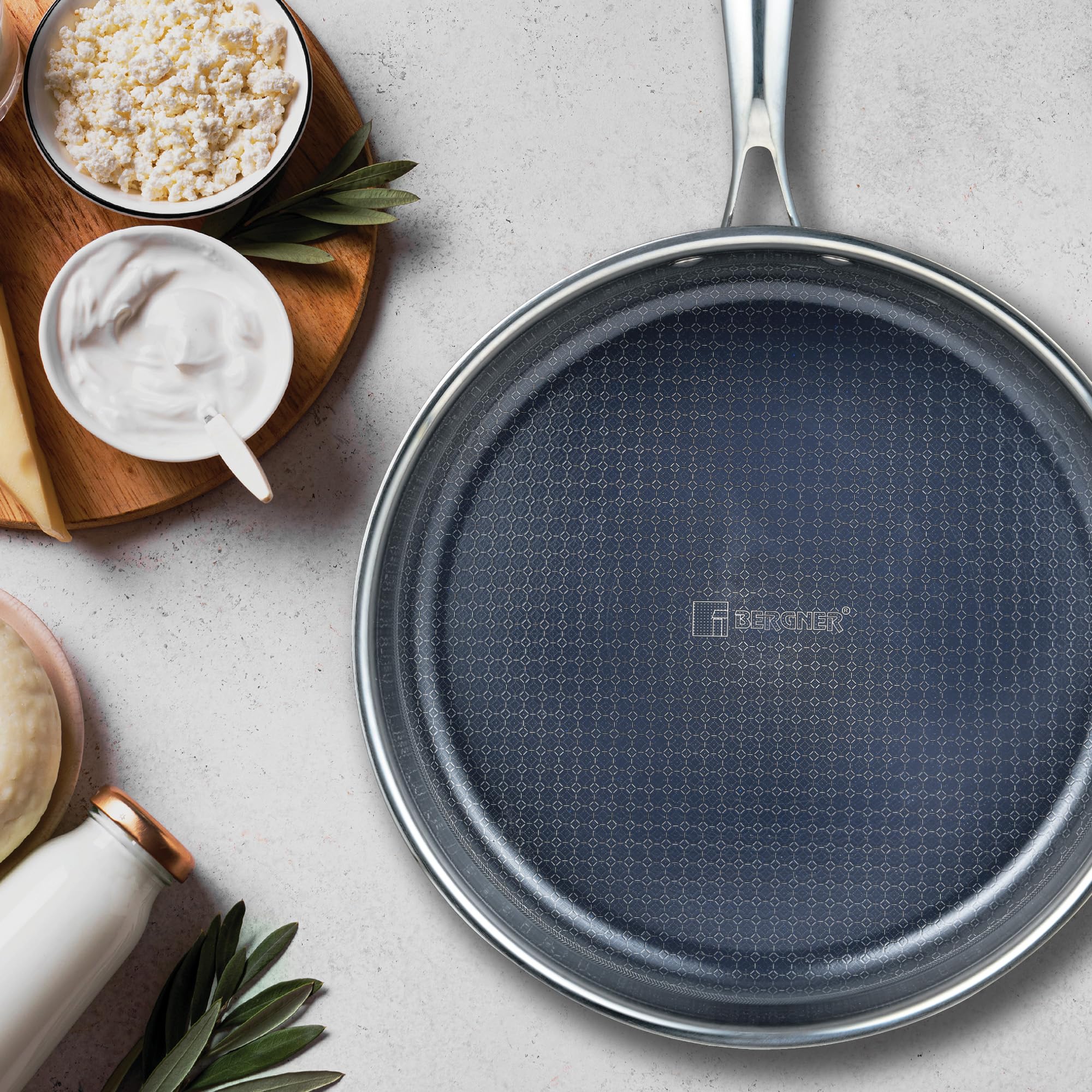BERGNER SteelblUE 28 cm patelnia hybrydowa Tri-Ply bez PFAS | szklana pokrywka | powłoka ceramiczna Ceratech | stal nierdzewna | 3 warstwy | nadaje się do płyt indukcyjnych | odporna na zarysowania