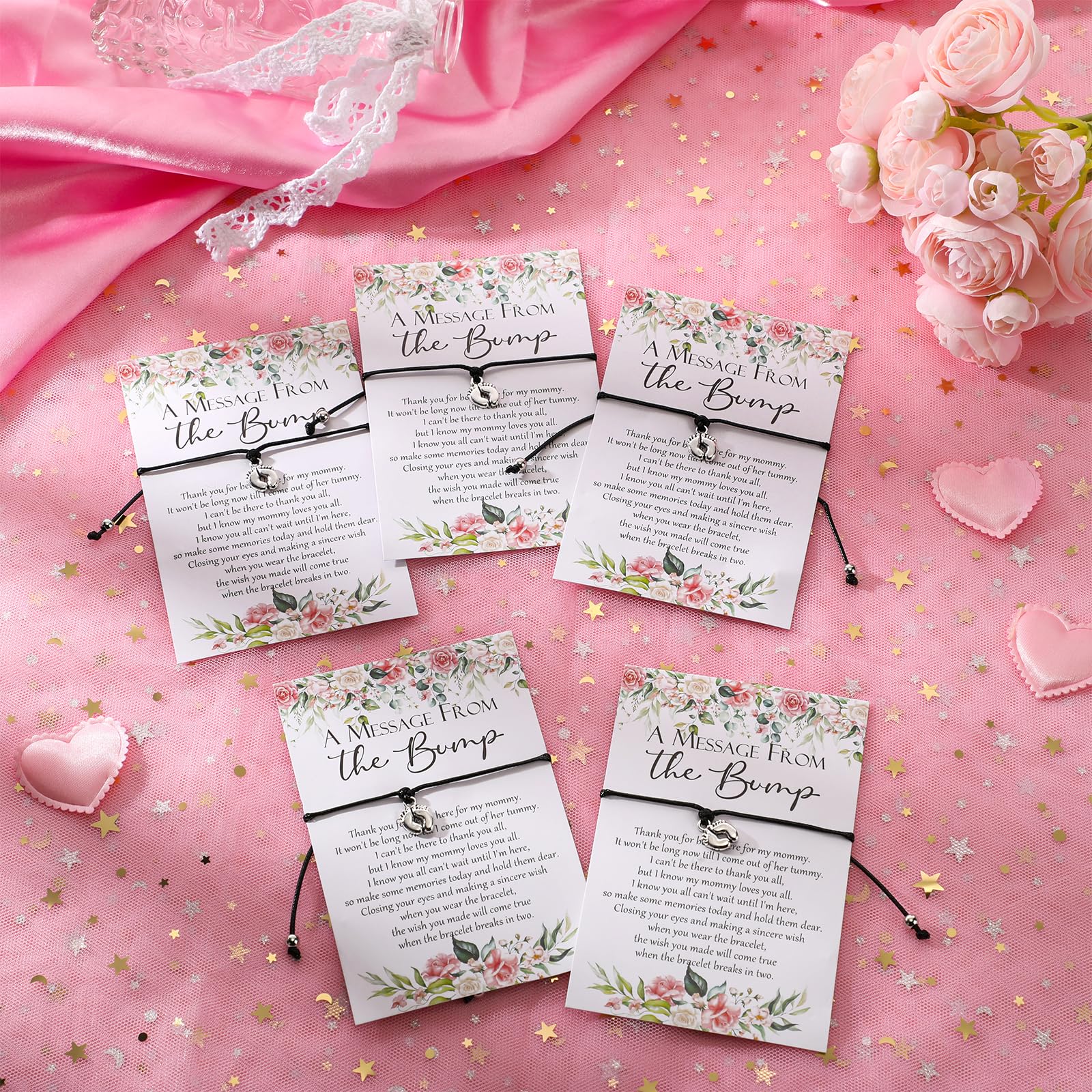 Thyle 50 juegos de recuerdos de baby shower para invitados, 50 pulseras ajustables con 50 mensajes de las huellas de la tarjeta Bump, pulseras de baby shower para revelación de género, regalos de