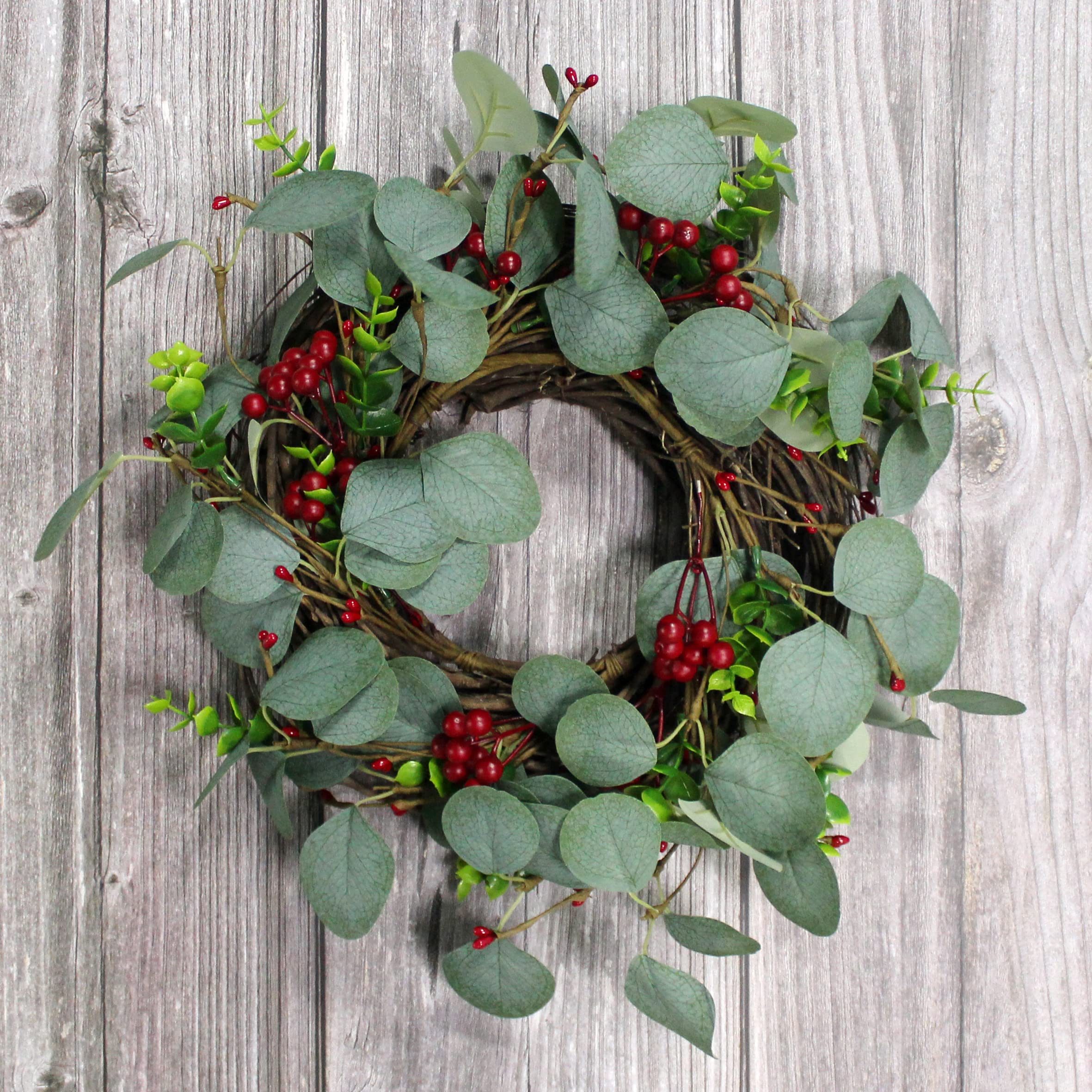 CVHOMEDECO. Couronne de Fleurs d'eucalyptus et de rameaux avec Baies Rouges, pour l'intérieur ou l'extérieur, 35,6 cm