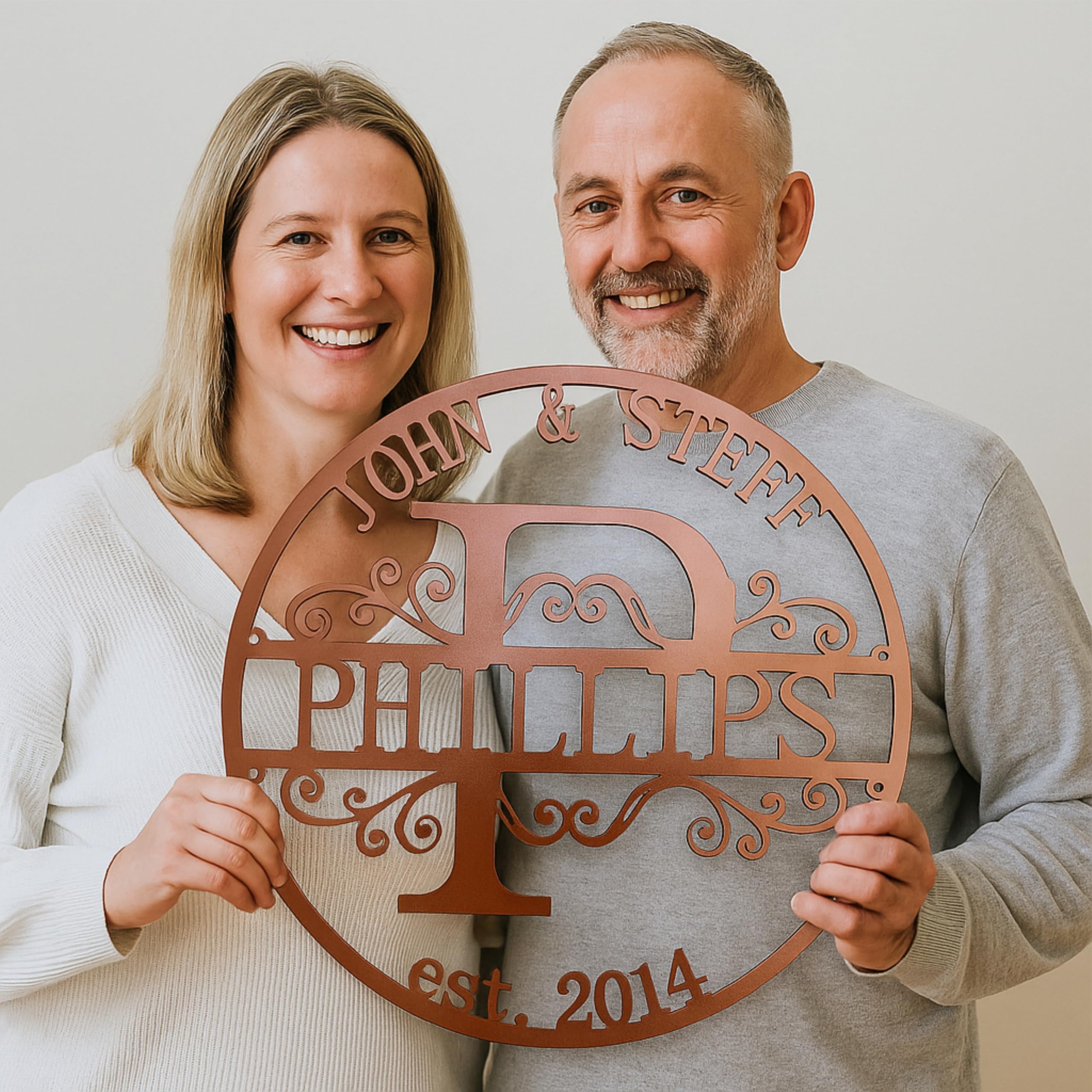 FranJohnsonHouse Personalisiertes Familienschild aus Metall mit Monogramm | Rundes Namensschild in Kupferoptik mit Familiennamen, Vornamen und Jahr, als Geschenk für Hochzeit oder Einzug