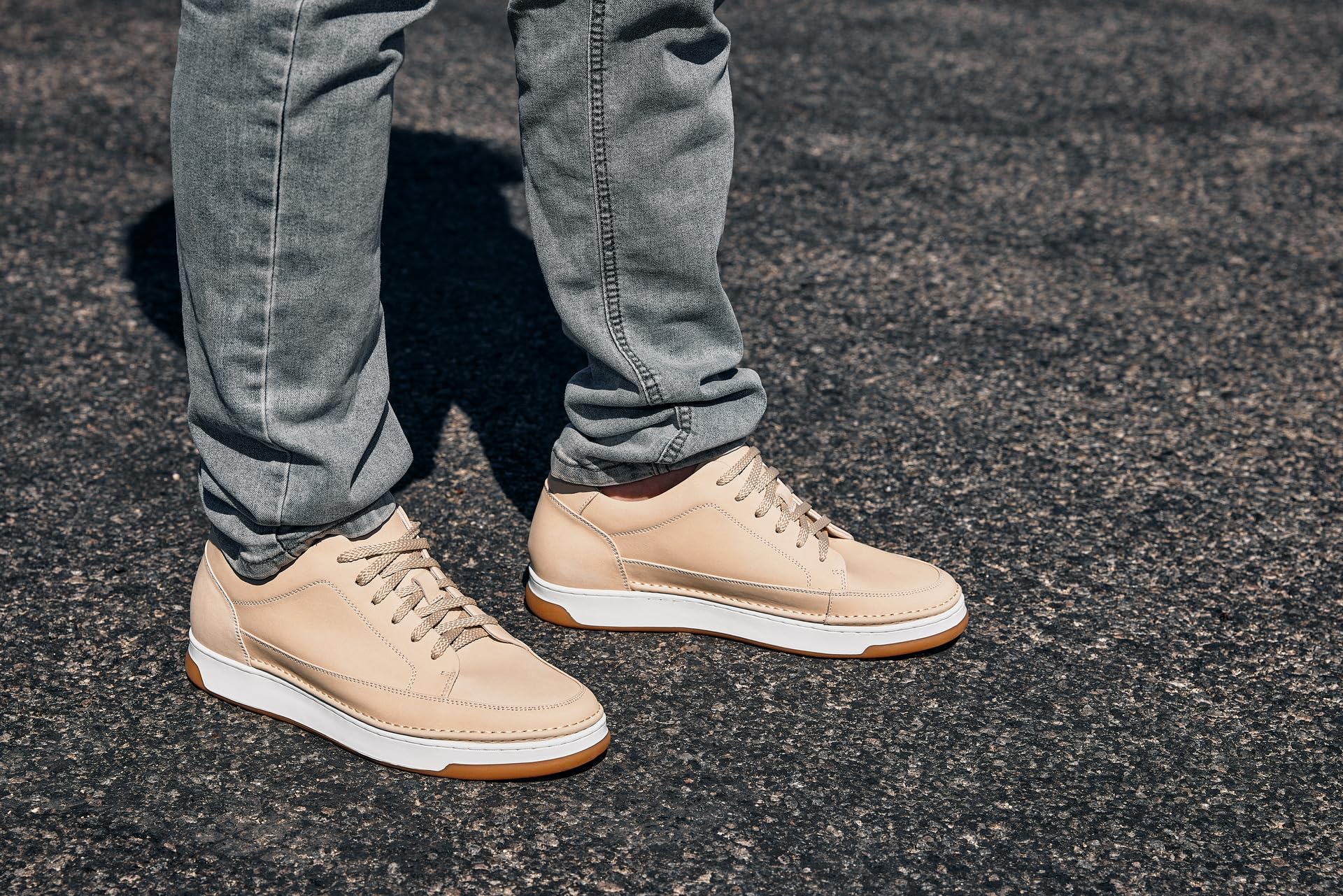 CALTO Zapatos de elevación Invisibles para Hombre con Aumento de Altura – Zapatillas de Cuero de Primera Calidad con Cordones – 2.6 Pulgadas más Altas, Suela de Goma Blanca de Ante Blanco Marfil, 40