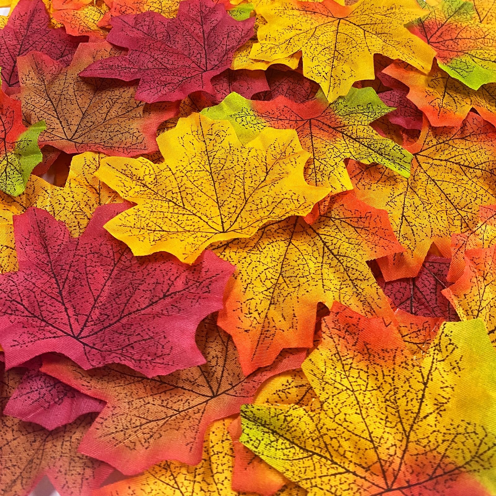 Artificial Maple Leaves, 320 Pcs Faux Autumn Leaves in 4 Colours – Table Scatter for Weddings, Crafts, Thanksgiving & Party Decorations (300, Multicolor (6 Colors))