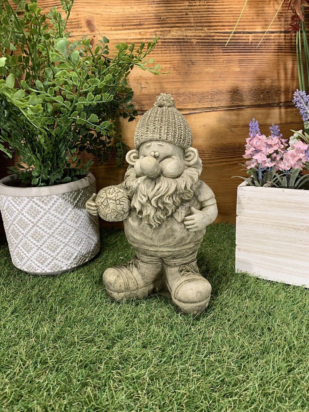 STONE GARDEN GNOME FOOTBALLER FOOTBALL PLAYER STATUE WILF ORNAMENT