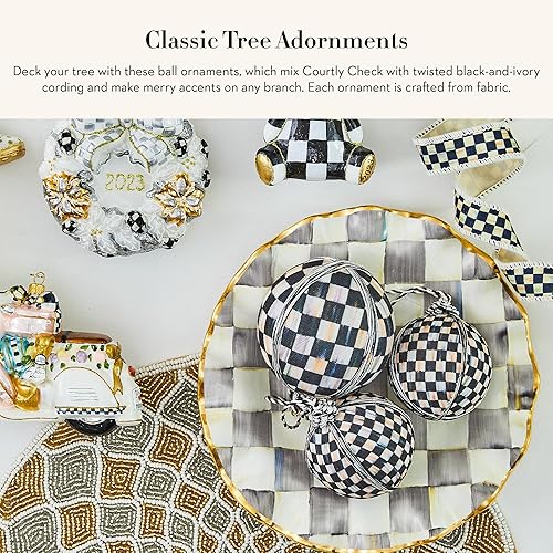 Miniatura 2 de MACKENZIE-CHILDS Juego de 6 adornos de bola de tela, decoraciones para árbol de Navidad, mediano, cuadros cortesanos en blanco y negro