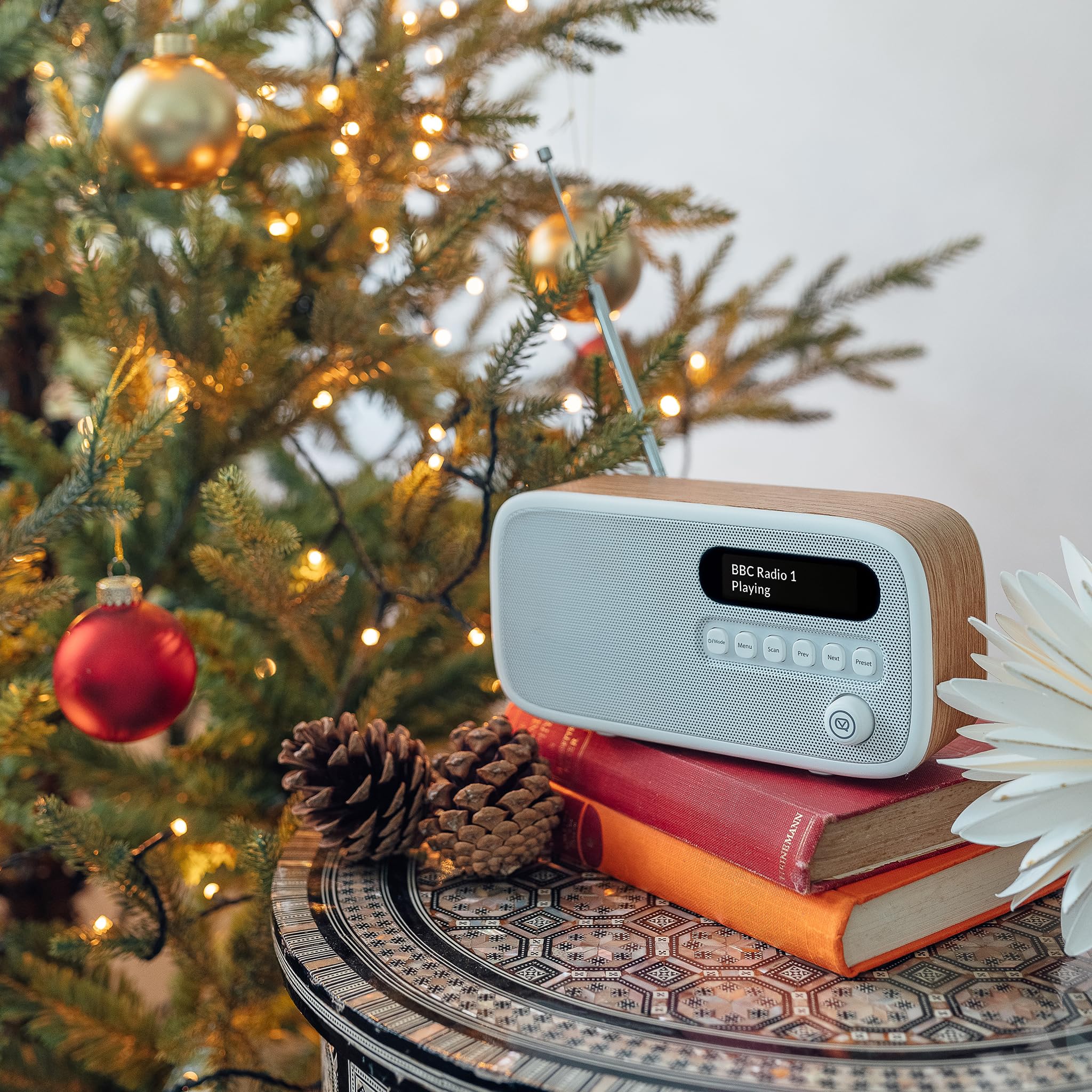 VQ Dexter Radio Dab Plus/Dab con FM, Altavoces Estéreo de 3W y Pantalla LCD - Alimentada por Corriente y Batería Radio Portatil con 60 Presintonías, Antena y Toma de Auriculares - Roble
