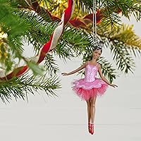 Vista 5 de Hallmark Keepsake Plástico, adorno navideño 2021, Barbie Hermosa bailarina