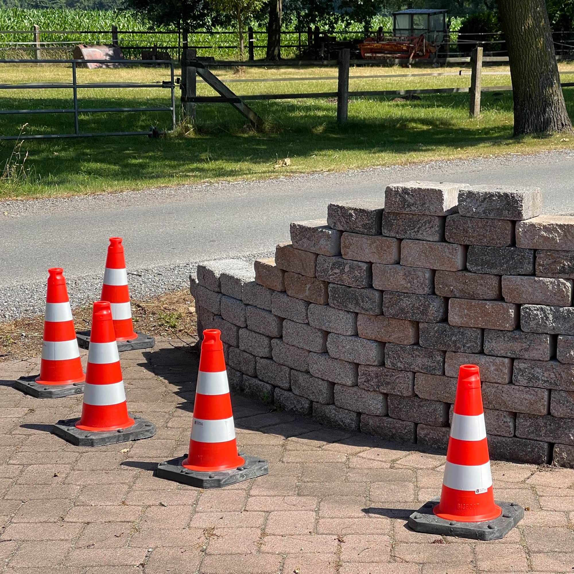 6er-Pack Premium Qualitäts Pylonen 500mm - langlebige 2,5kg schwere Verkehrshütchen standsicher - reflektierende Folienstreifen