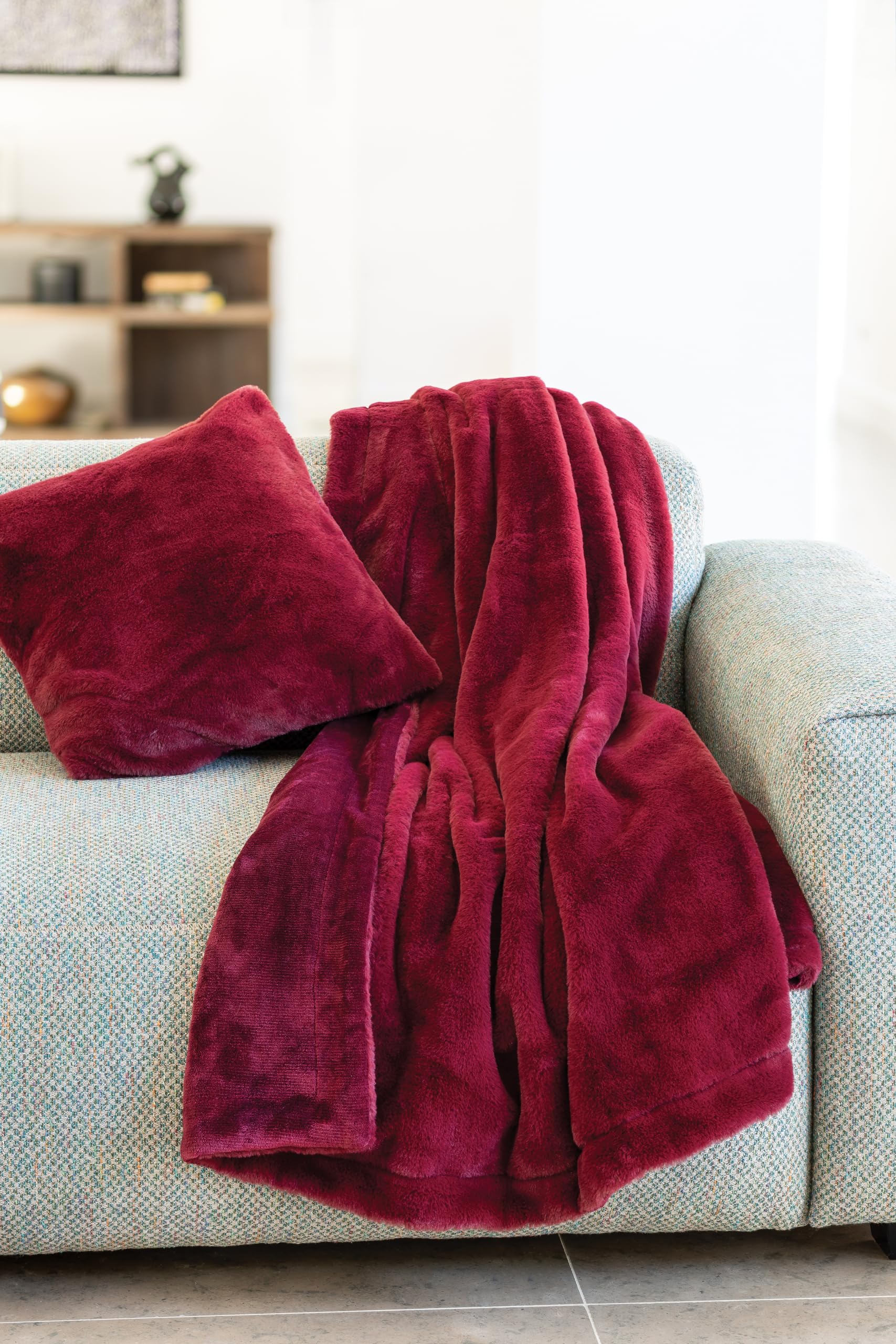Coussin Mellow fausse fourrure griotte pour une ambiance cocooning