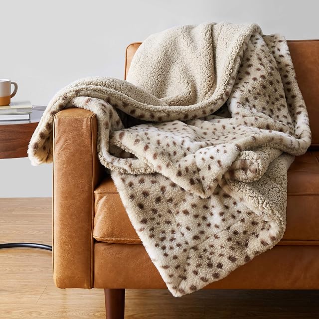 Amazon Basics Fuzzy Faux Fur Sherpa Throw Blanket, 127 x 152 cm - Beige Animal Print